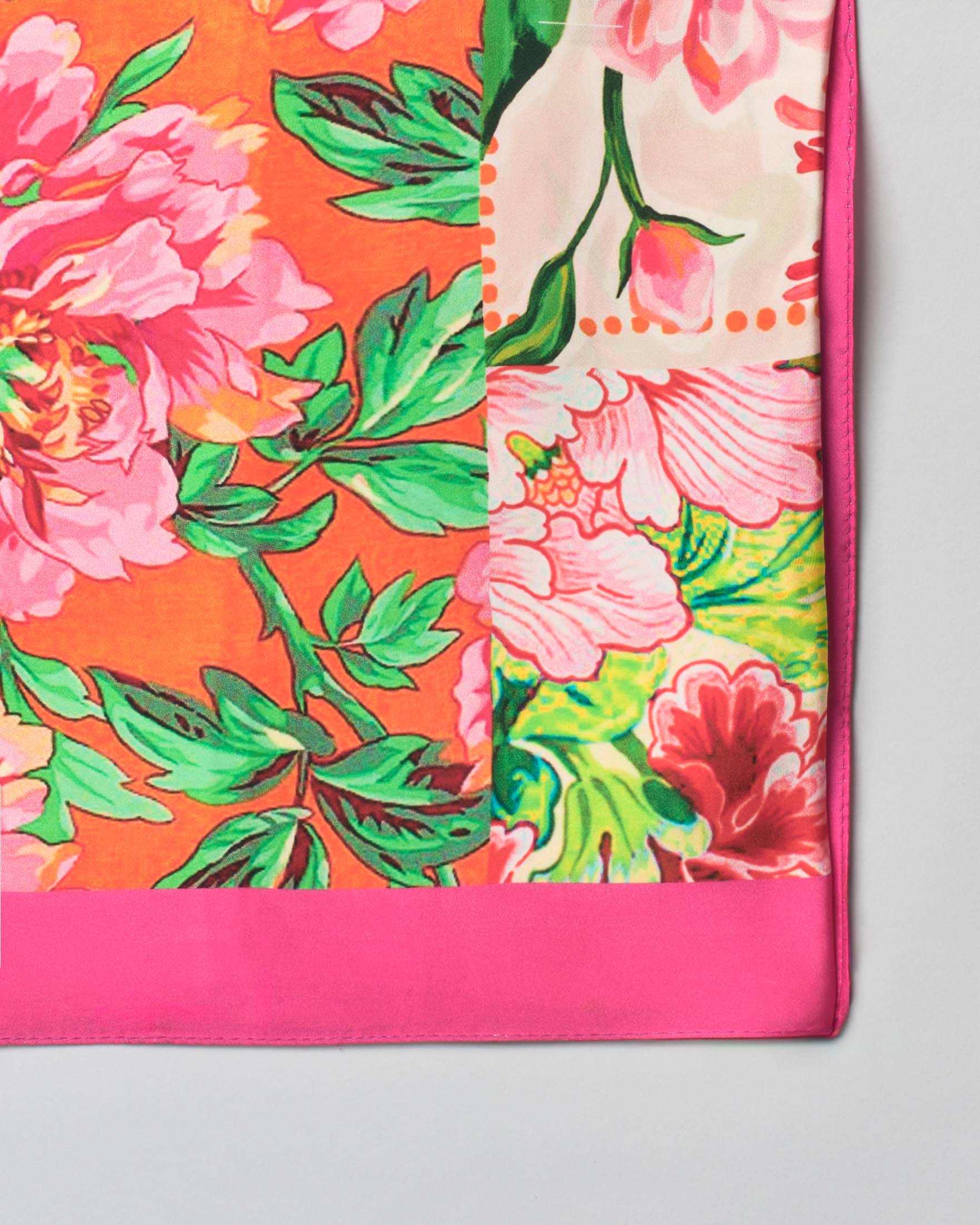 Foulard Pellizzari multicolor con stampa patch fiori e bordo fucsia image