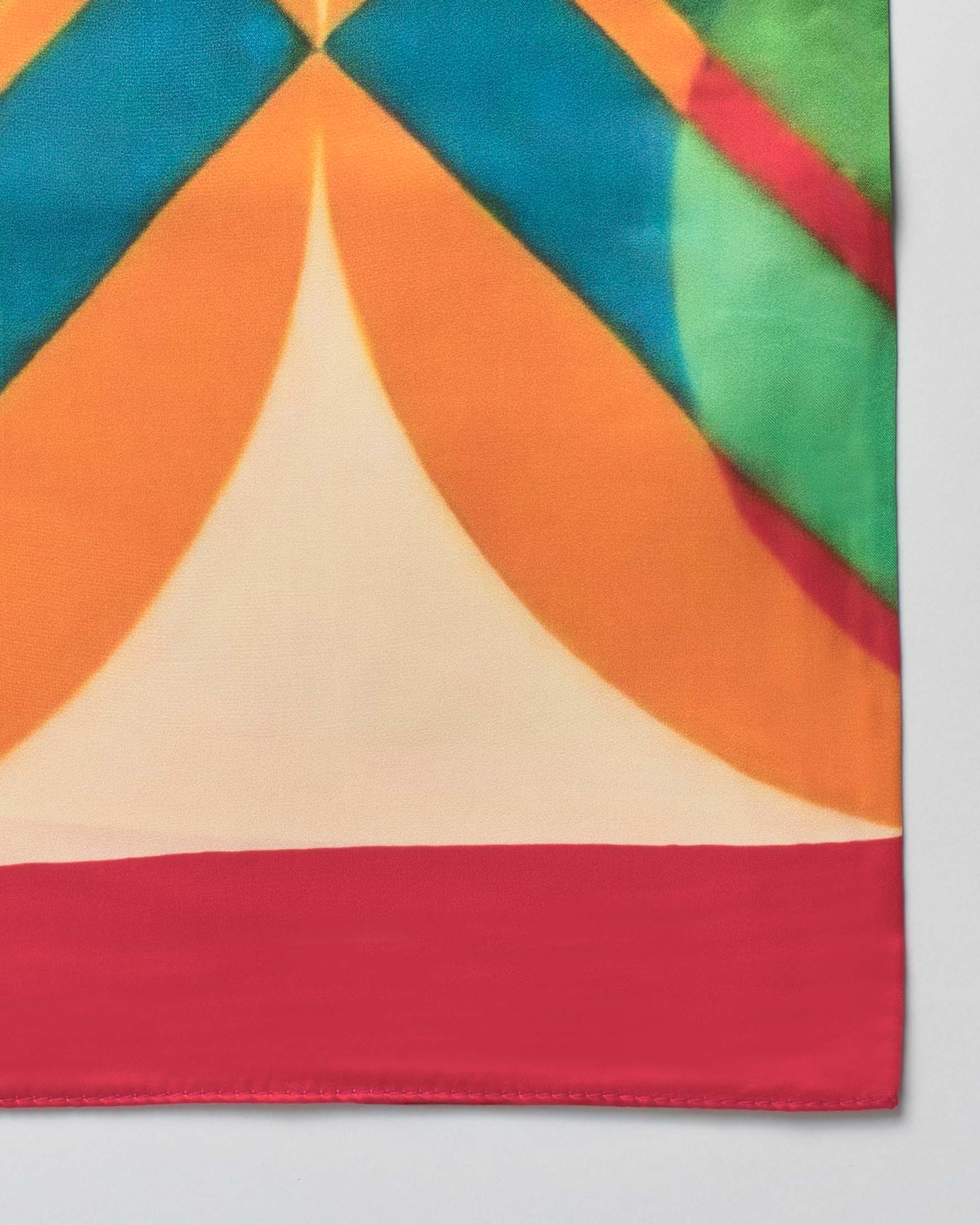 Foulard Pellizzari multicolor in modal e seta con stampa geometrica e bordo rosso image