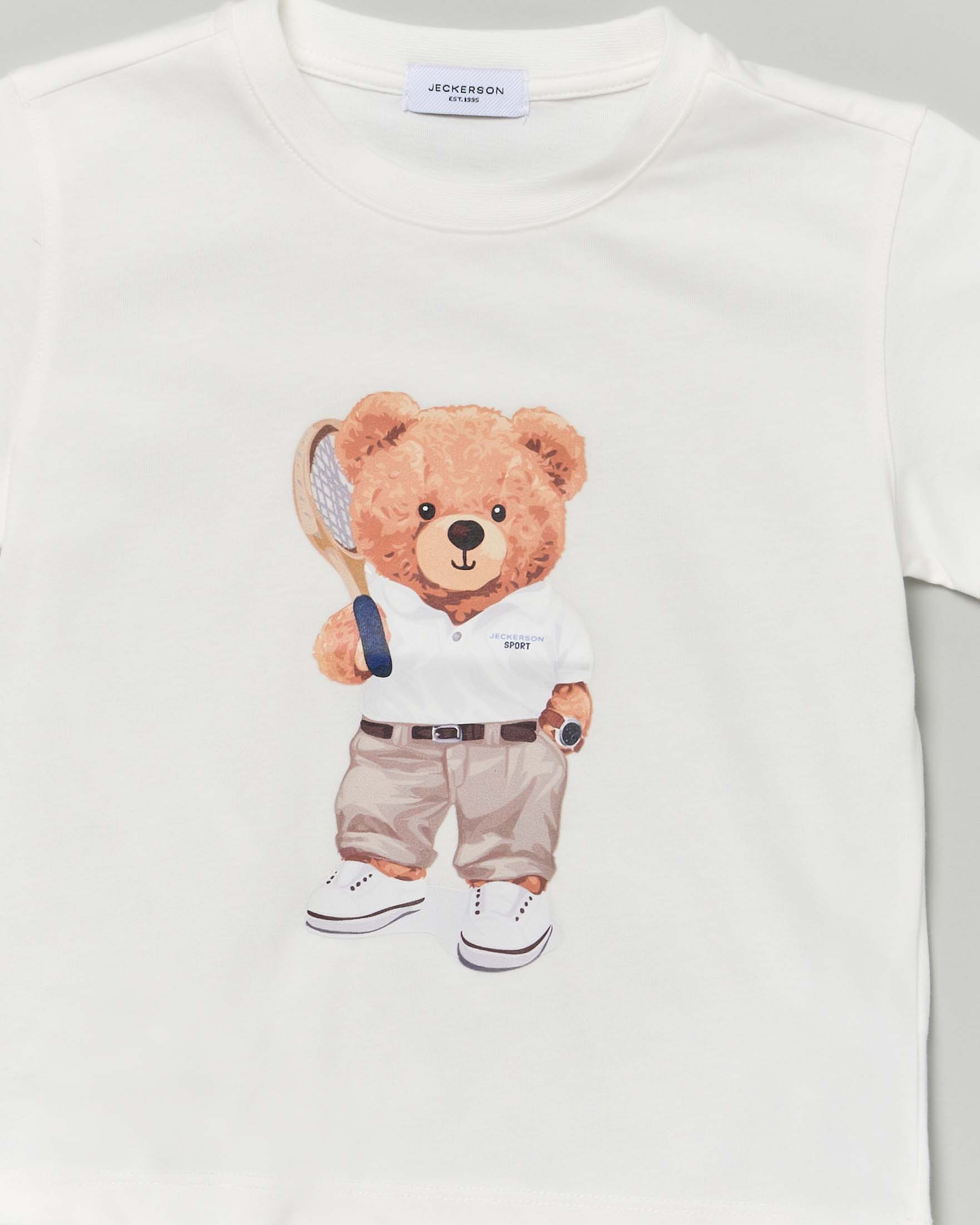 T-shirt bianca Jeckerson in cotone a maniche corte con stampa orsetto tennis image
