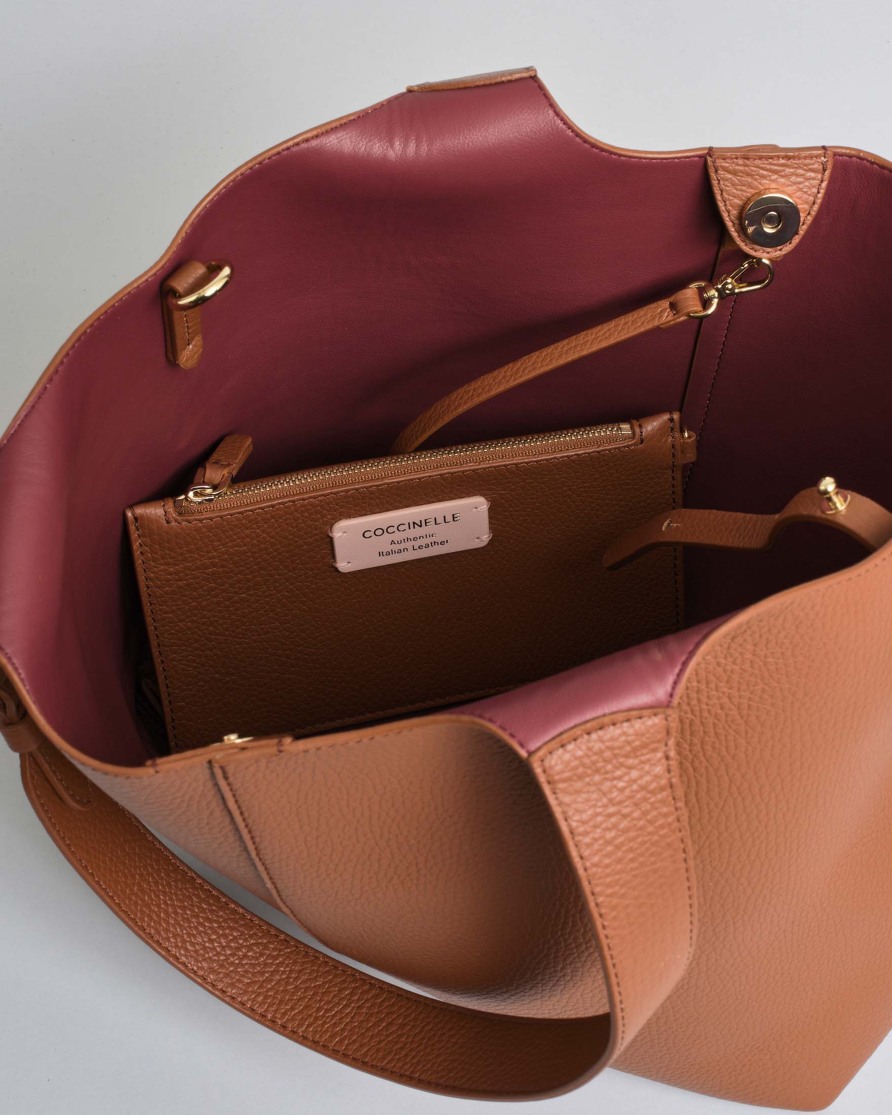 Borsa a spalla C-Easy Coccinelle in pelle martellata color cognac con manici e chiusura magnetica image
