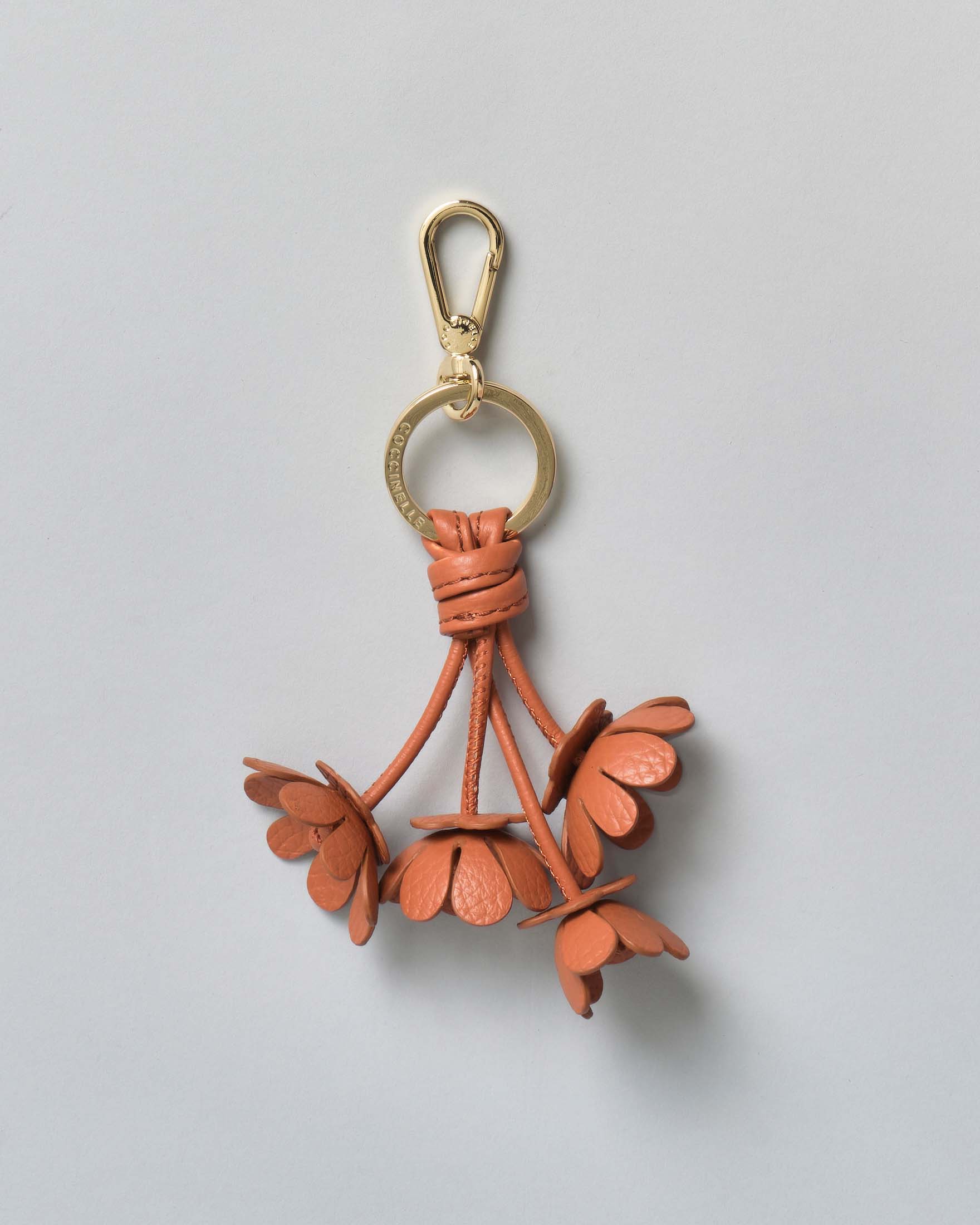 Portachiavi color cuoio Coccinelle in pelle a forma di fiori con anello dorato