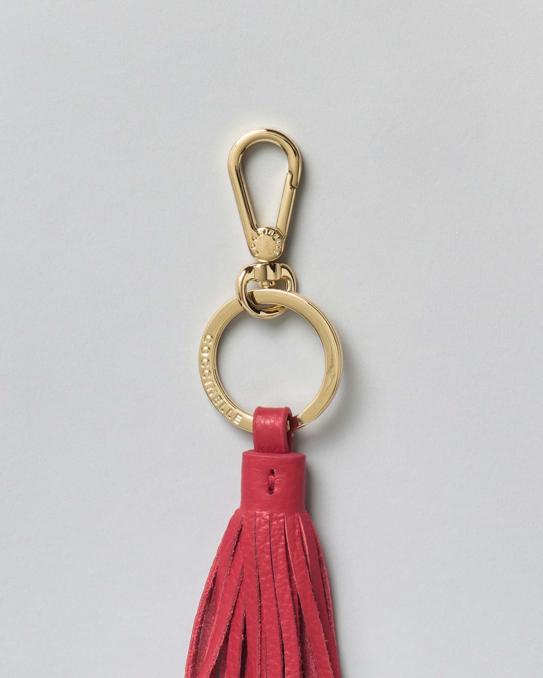 Portachiavi a nappina Coccinelle in pelle bordeaux con anello e moschettone dorati image