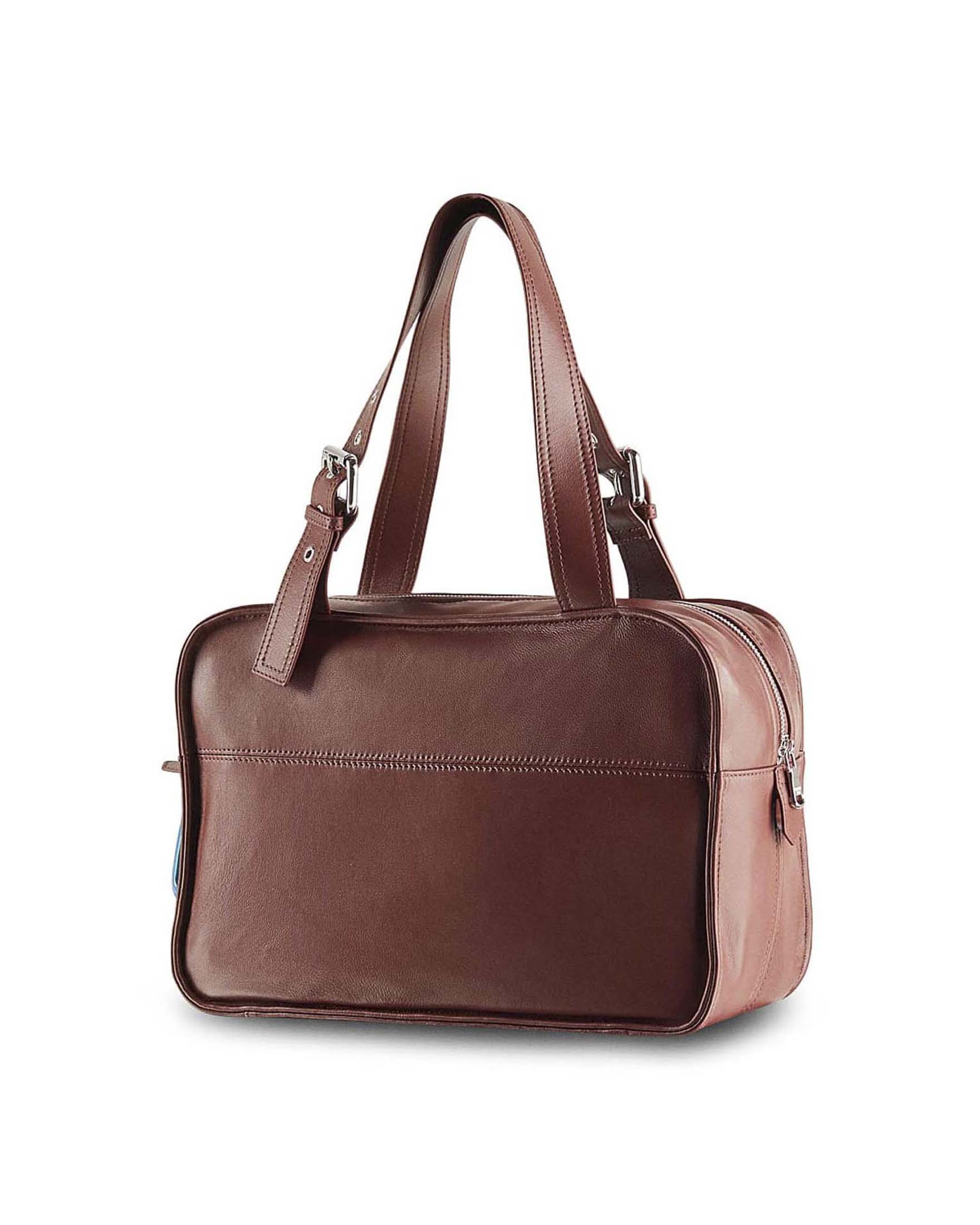 Borsa a spalla bordeaux Patrizia Pepe (IM)PERFECTION a bauletto in pelle liscia con scritta logo a rilievo e manici regolabili image