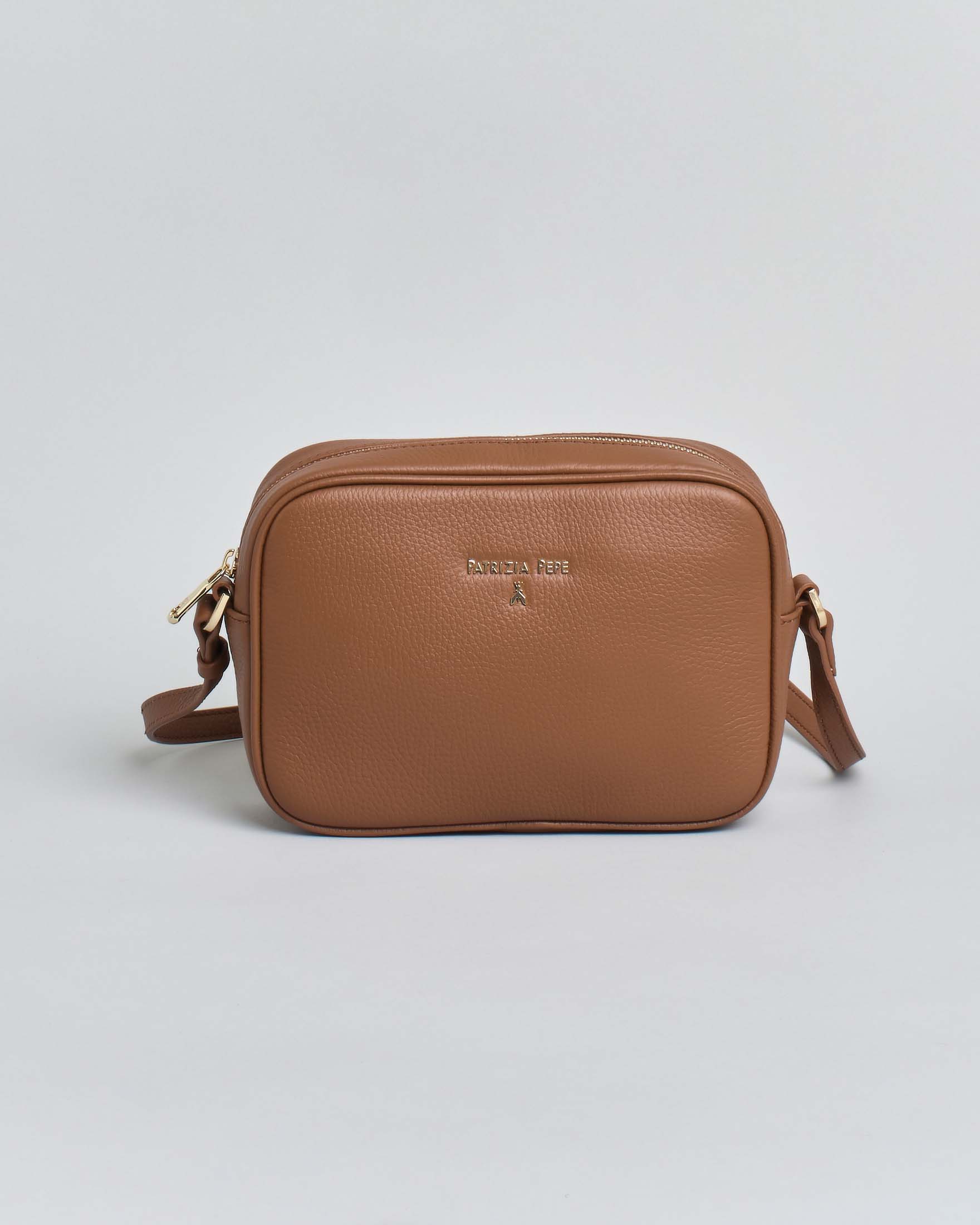 Cross bag color cuoio Patrizia Pepe in pelle effetto martellato con scritta logo dorata