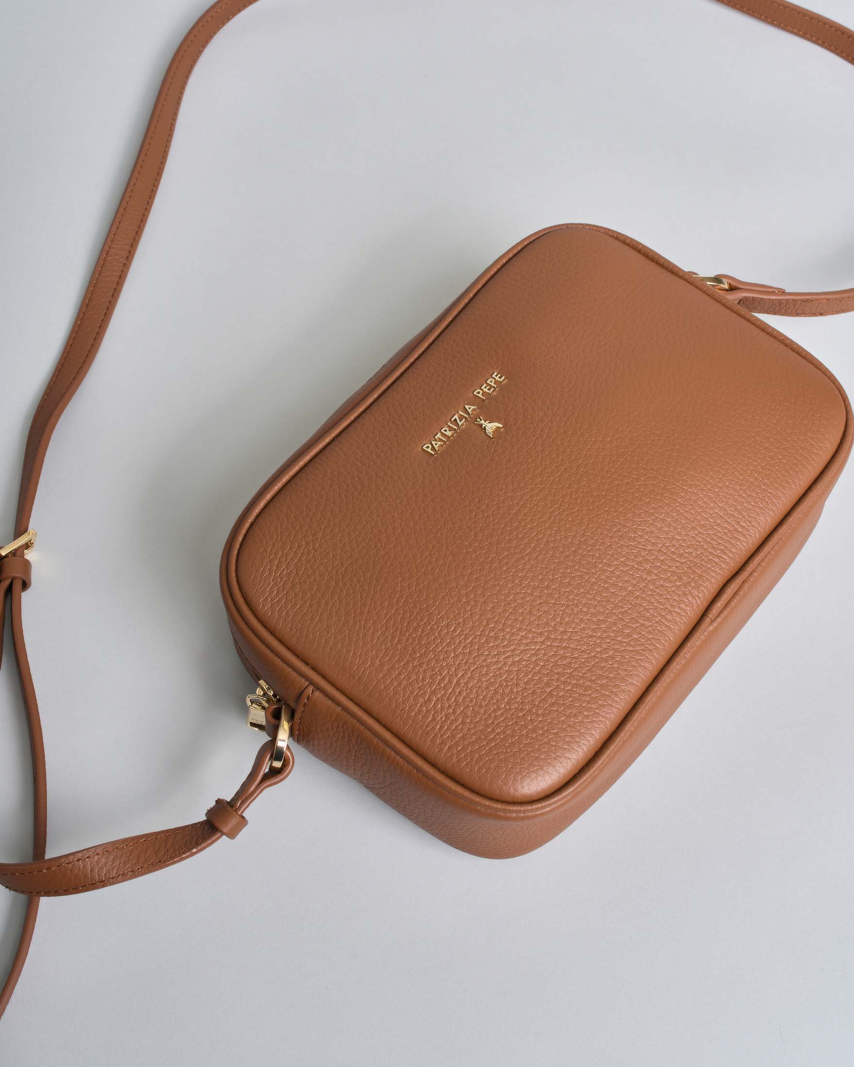 Cross bag color cuoio Patrizia Pepe in pelle effetto martellato con scritta logo dorata image