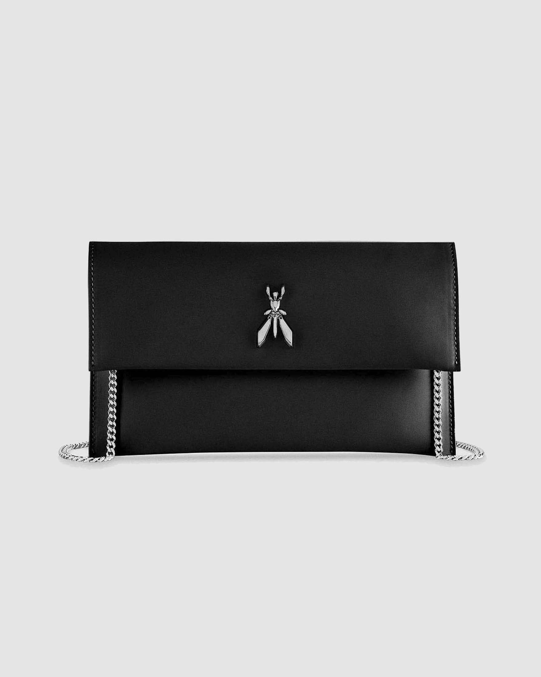 Pochette in pelle nera Patrizia Pepe con tracolla a catena removibile e logo Fly argentato