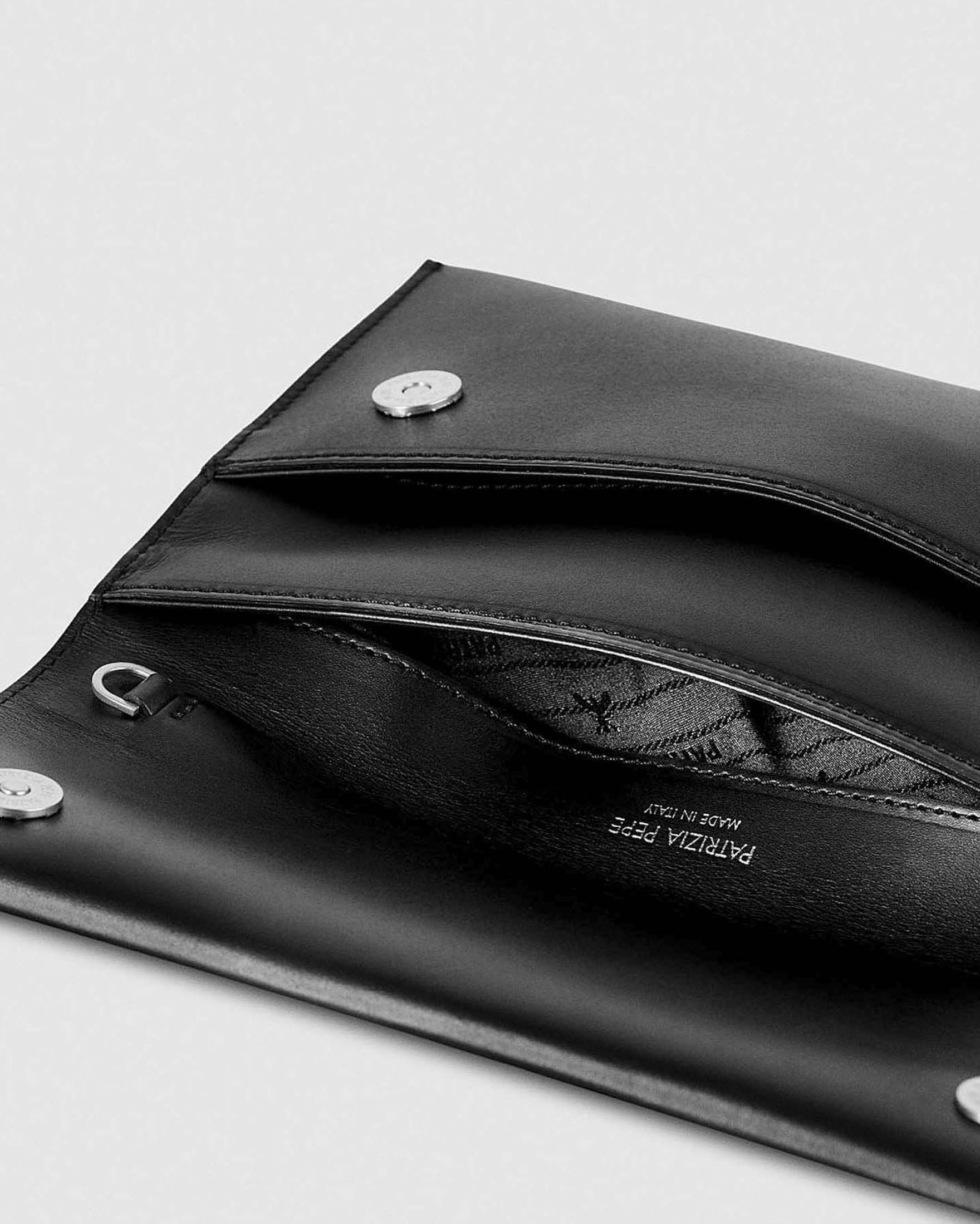 Pochette in pelle nera Patrizia Pepe con tracolla a catena removibile e logo Fly argentato image