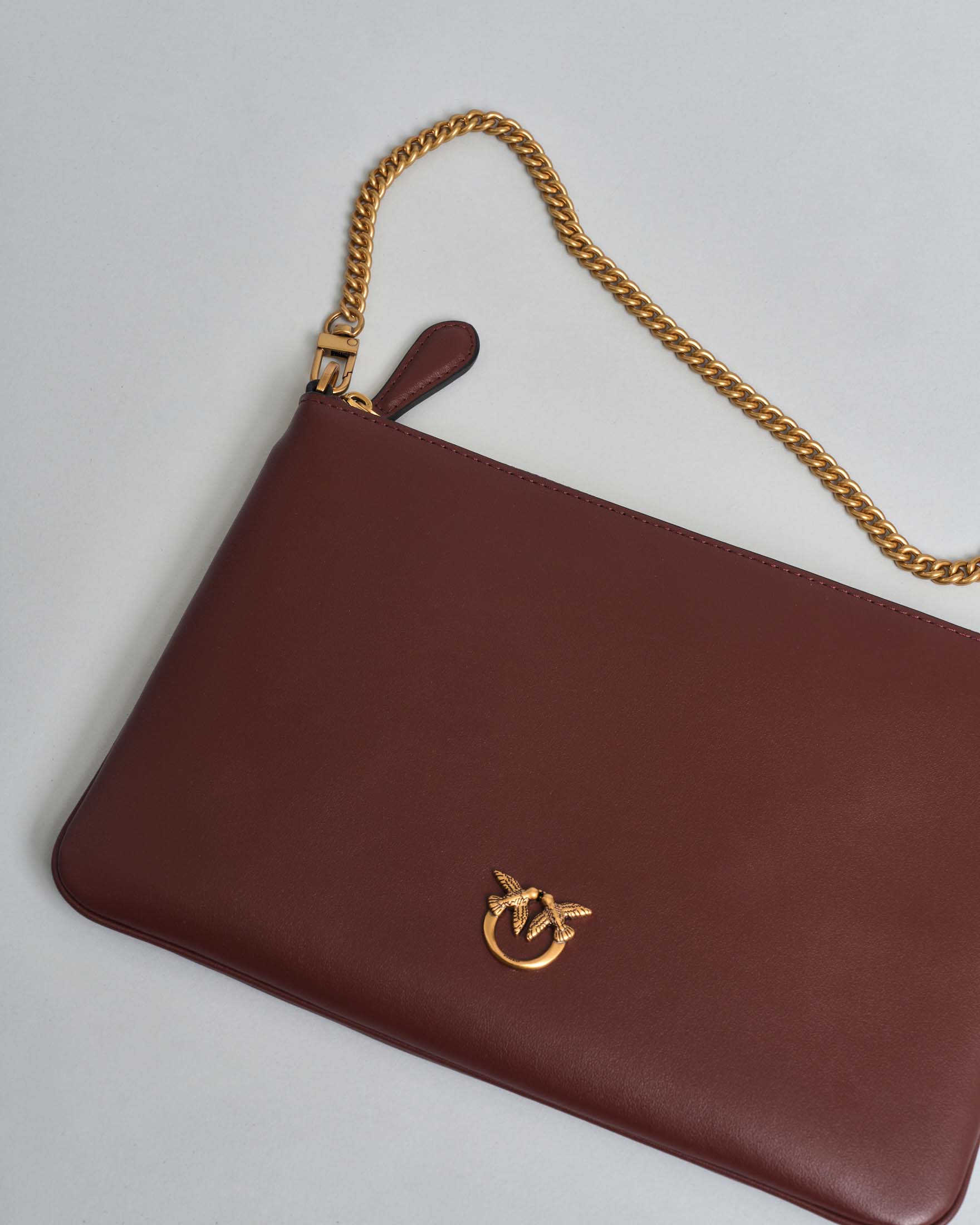 Borsa Flat Love Bag Pinko in pelle liscia bordeaux con tracolla removibile e logo dorato image