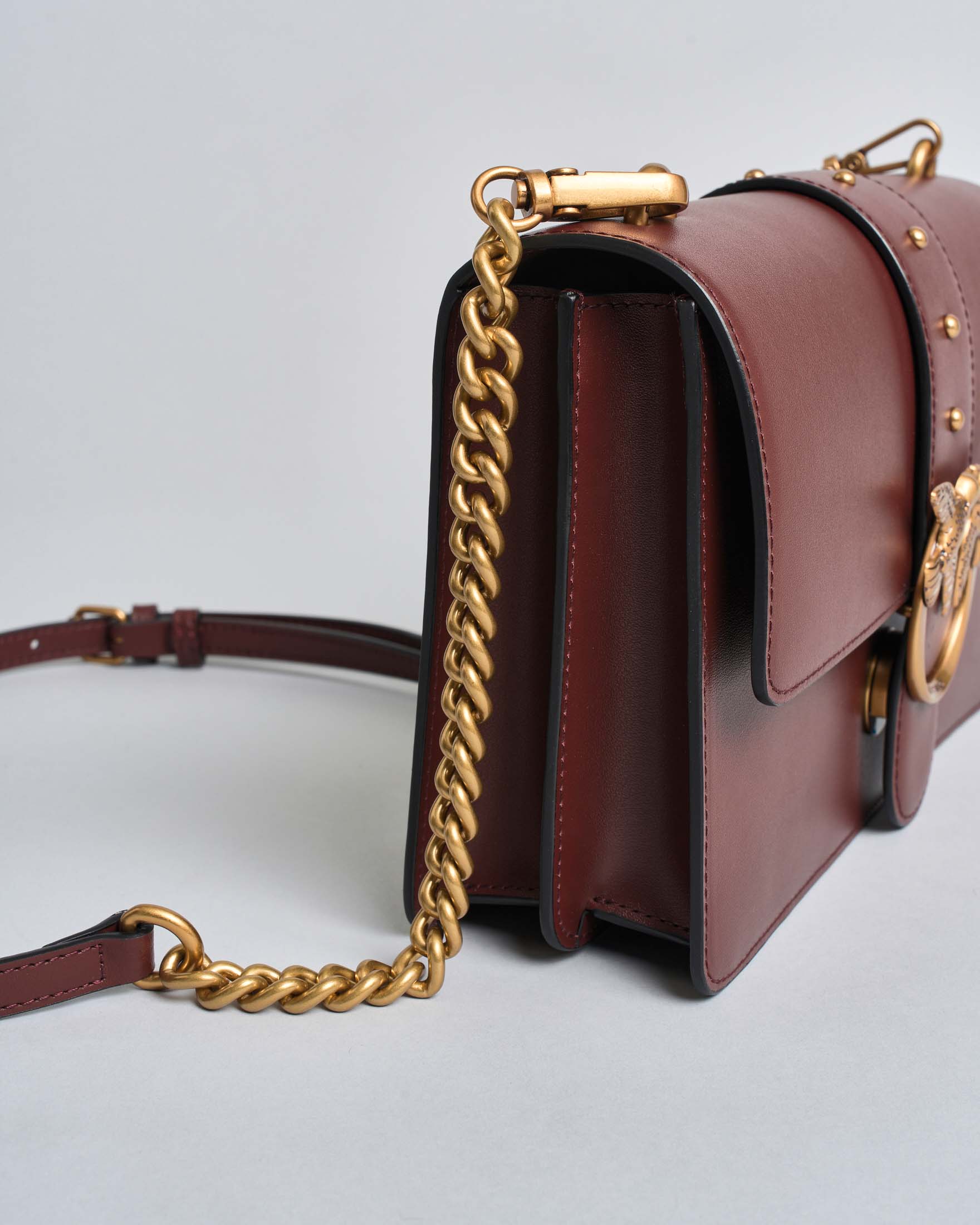 Borsa Love Bag One Pinko in pelle liscia bordeaux con fibbia Love Birds dorata e tracolla a catena image