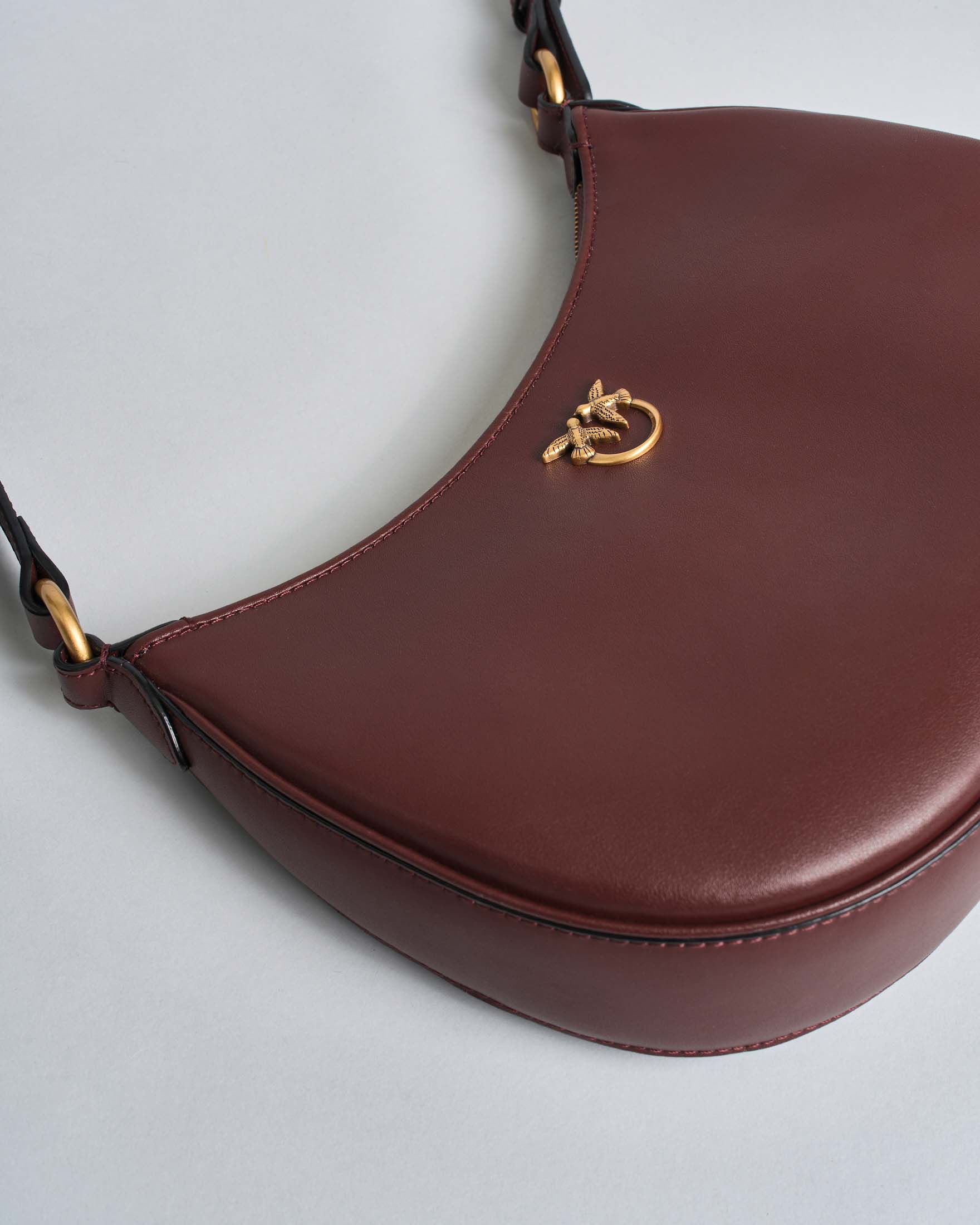 Borsa Baby Love Bag Half Moon Pinko in pelle liscia bordeaux con logo Love Birds e tracolla image