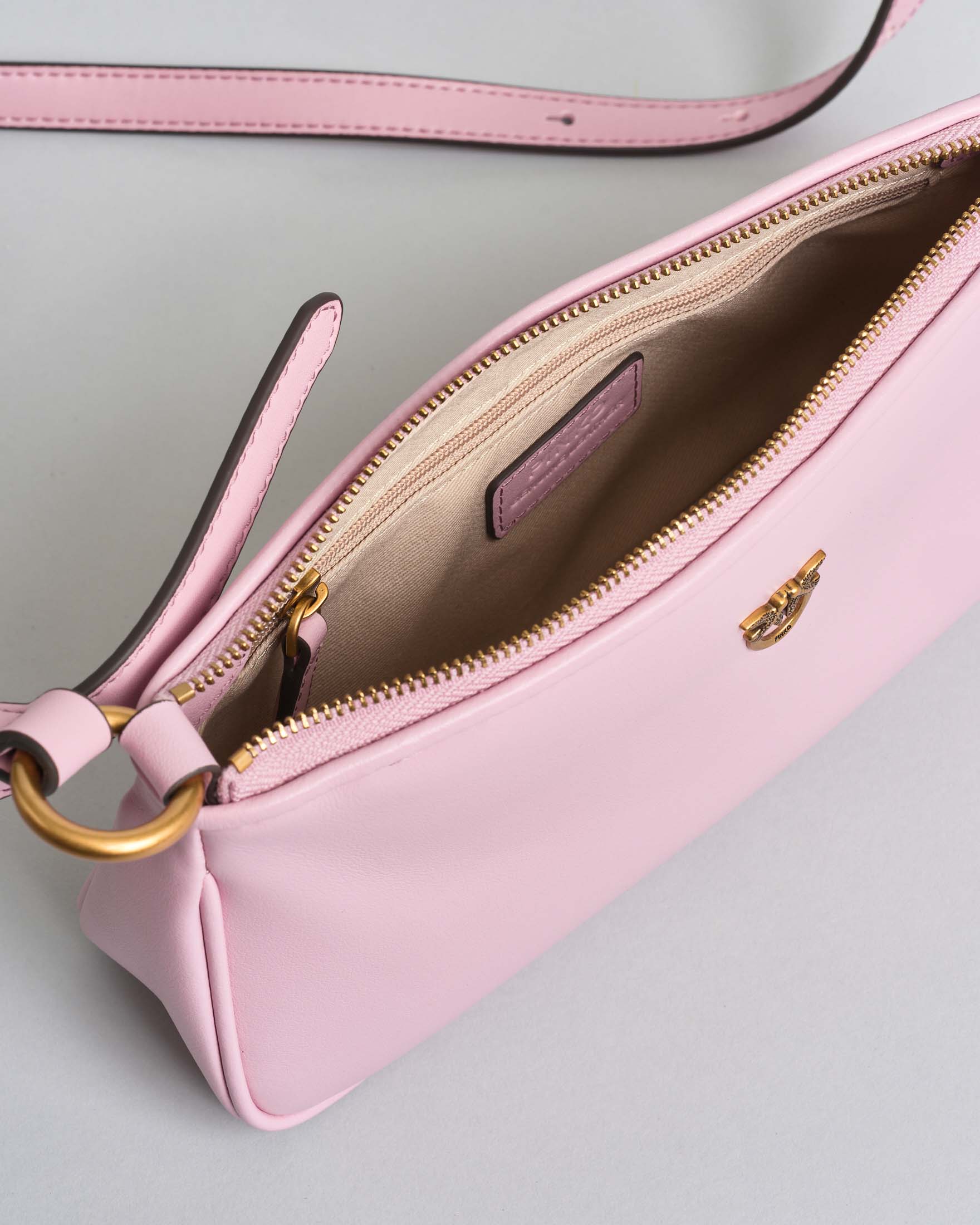 Borsa piccola Mini Half Moon in pelle liscia rosa con logo Love Birds dorato e tracolla image