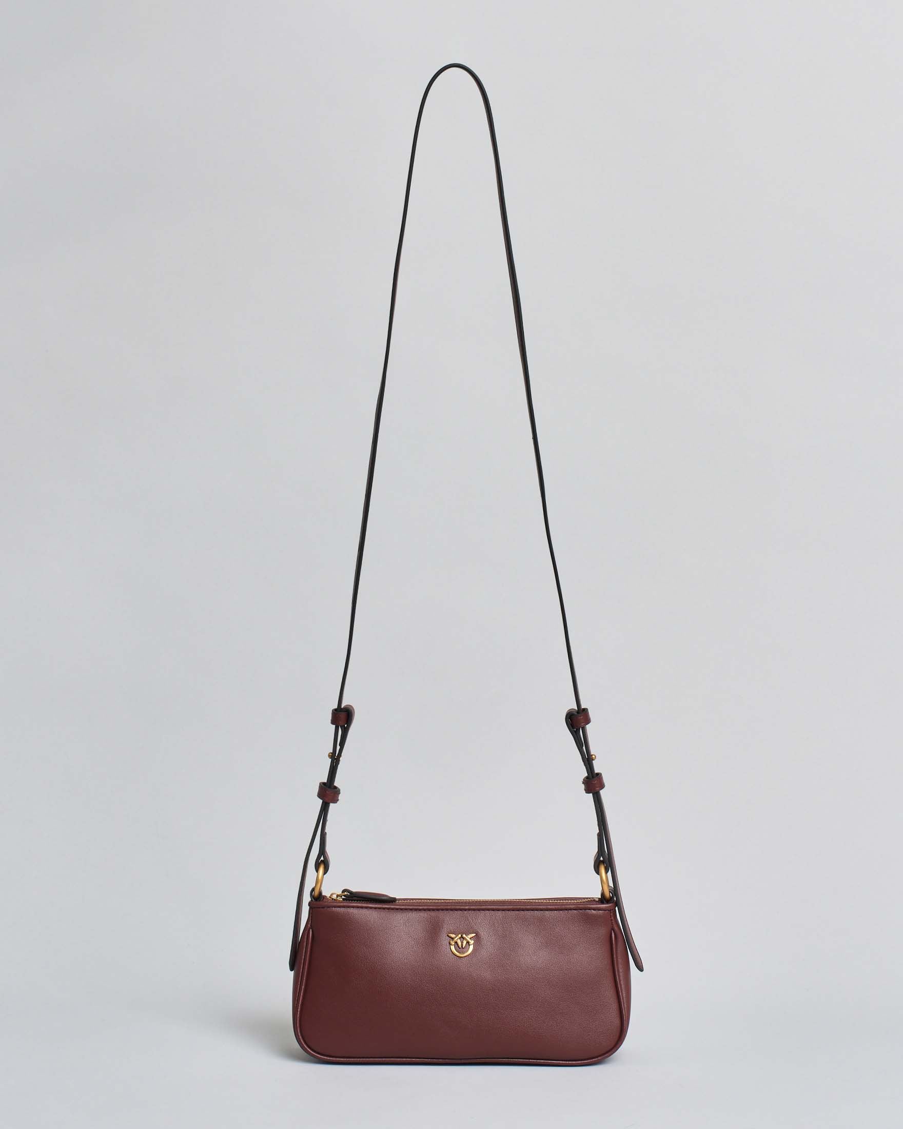 Borsa piccola Mini Half Moon in pelle liscia bordeaux con logo Love Birds dorato e tracolla
