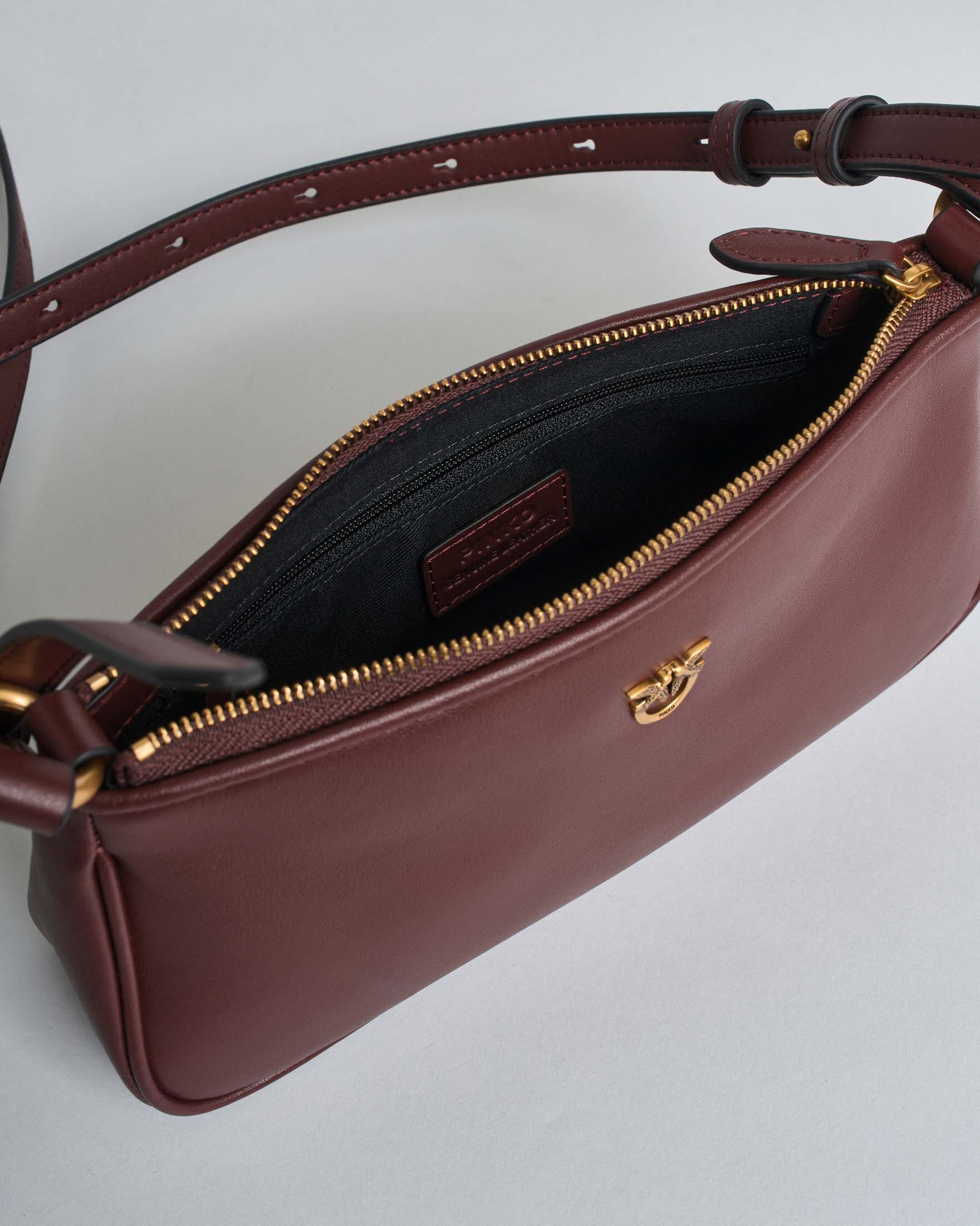 Borsa piccola Mini Half Moon in pelle liscia bordeaux con logo Love Birds dorato e tracolla image