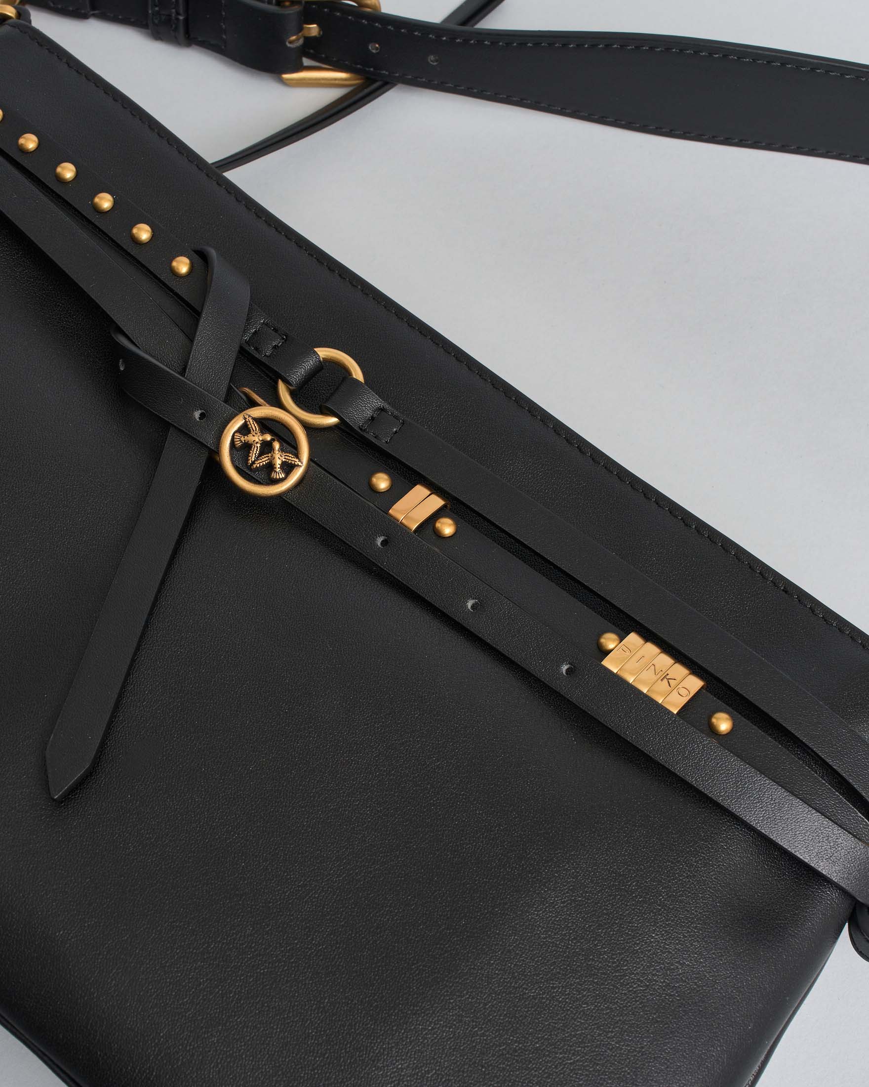 Borsa a spalla media Belt Bag Pinko in pelle nera con cinturini e dettagli dorati image