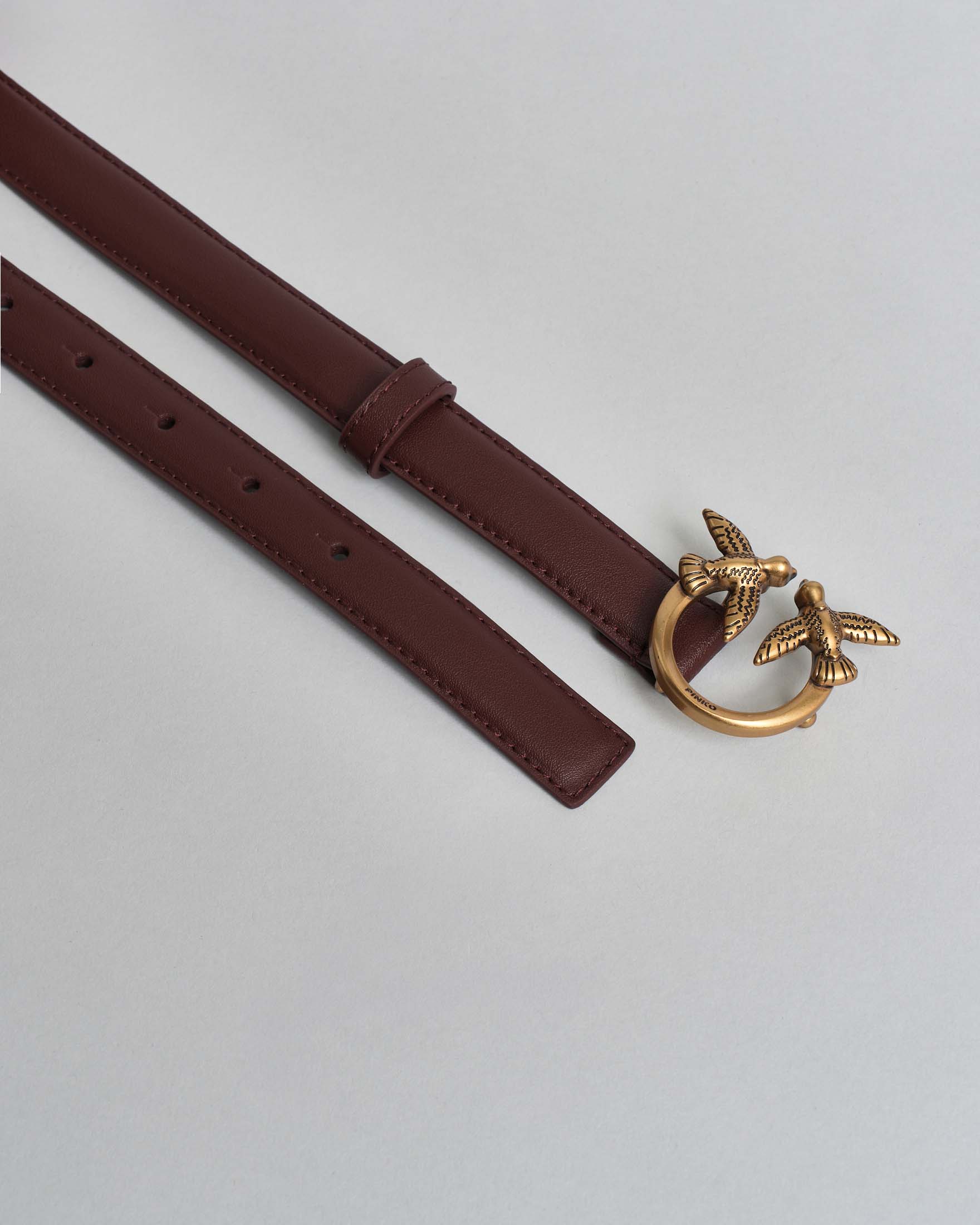 Cintura sottile Love Birds Pinko in pelle liscia bordeaux con fibbia logo dorata image