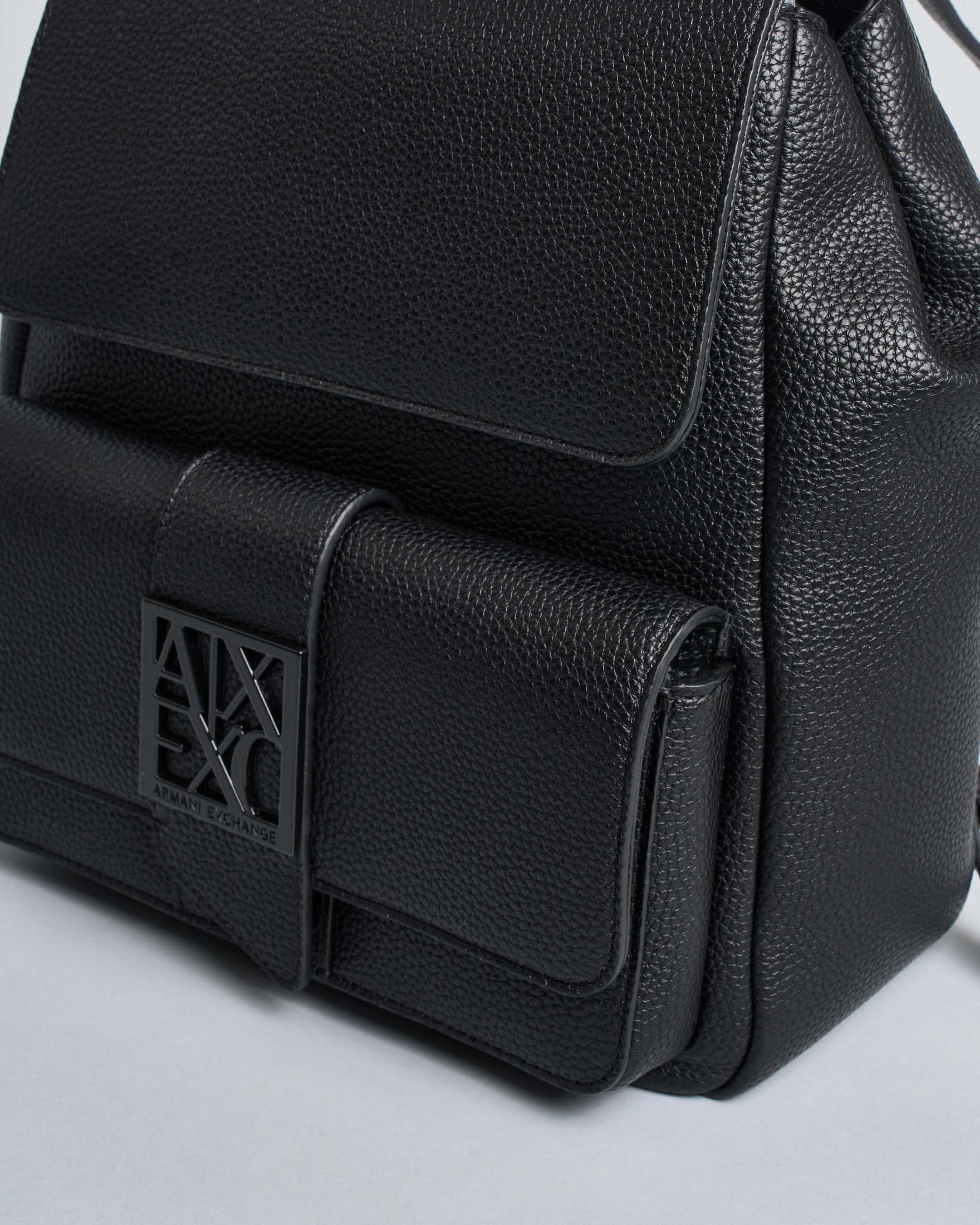 Zaino Armani Exchange nero in similpelle con tasca esterna e chiusura con patta image