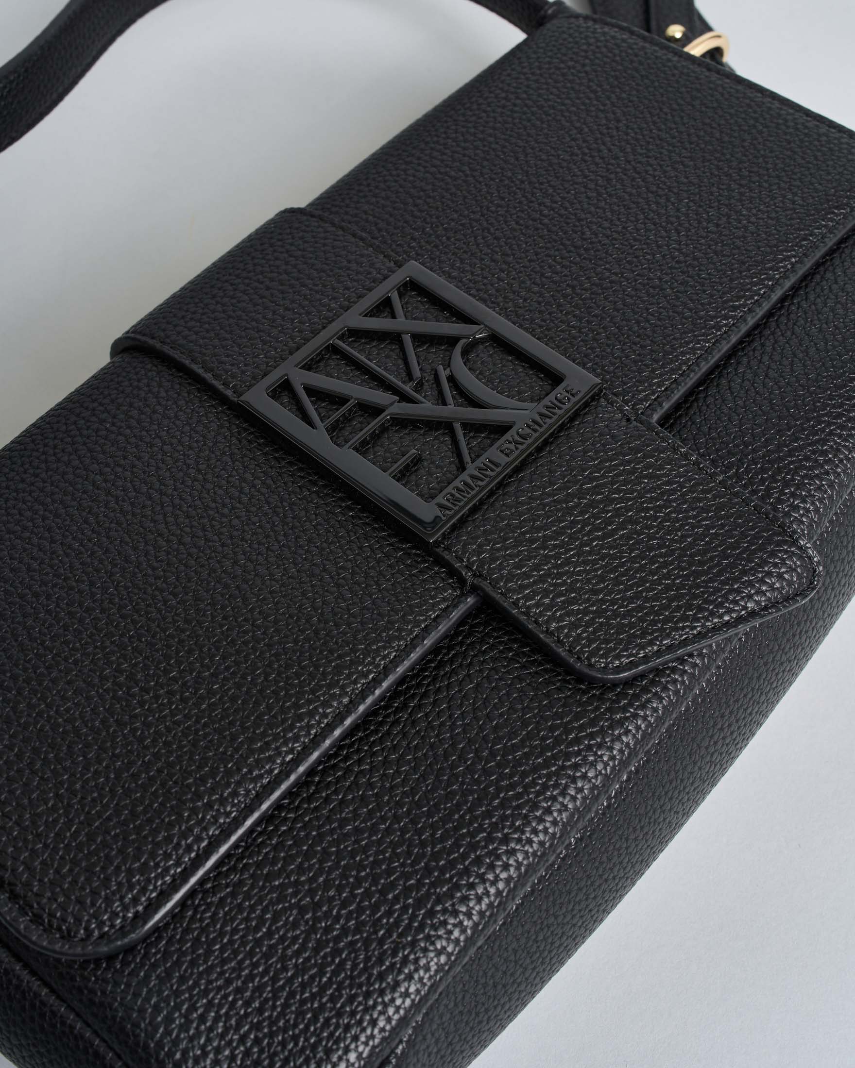 Borsa a spalla Armani Exchange nera in similpelle con chiusura patta e fibbia logo image
