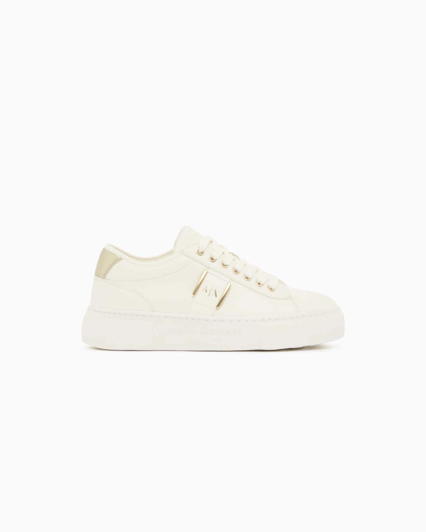 Sneakers bianche e dorate Armani Exchange in similpelle con chiusura lacci e suona over in gomma