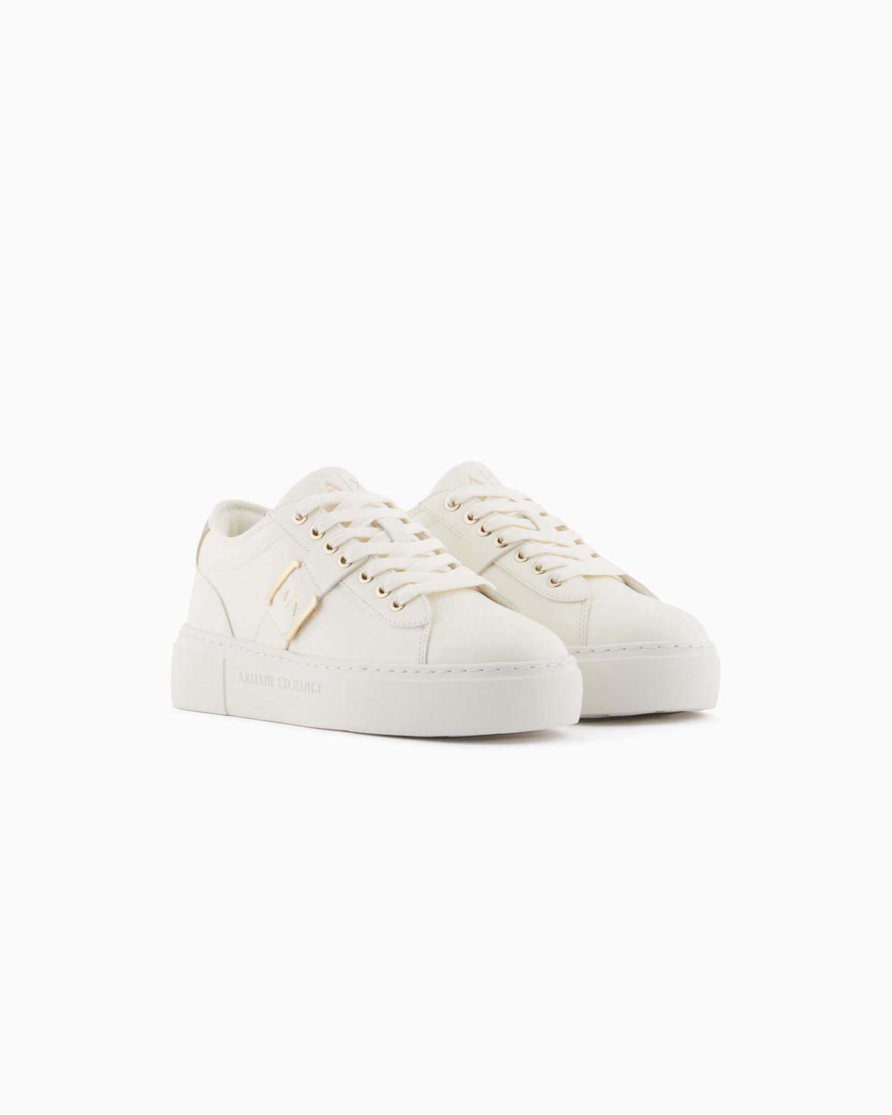 Sneakers bianche e dorate Armani Exchange in similpelle con chiusura lacci e suona over in gomma image
