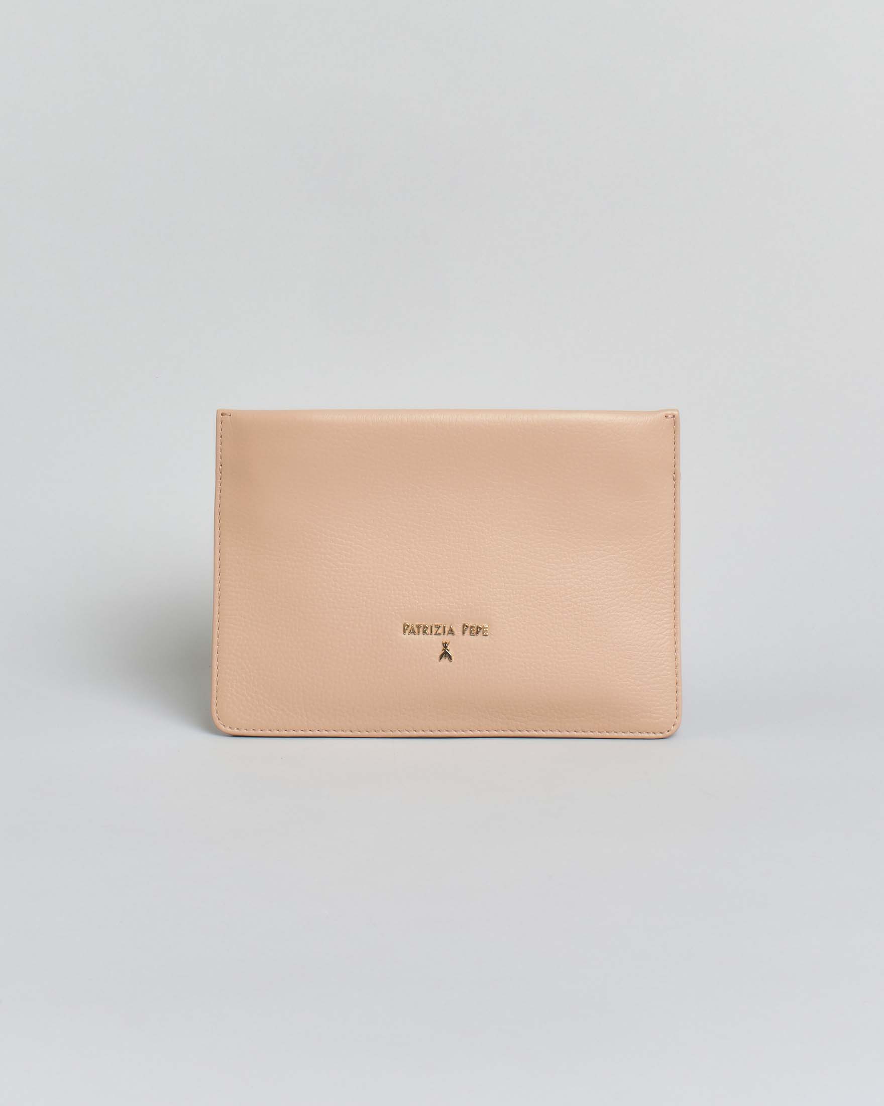 Mini pochette Patrizia Pepe color cipria con tracolla a catena dorata e logo