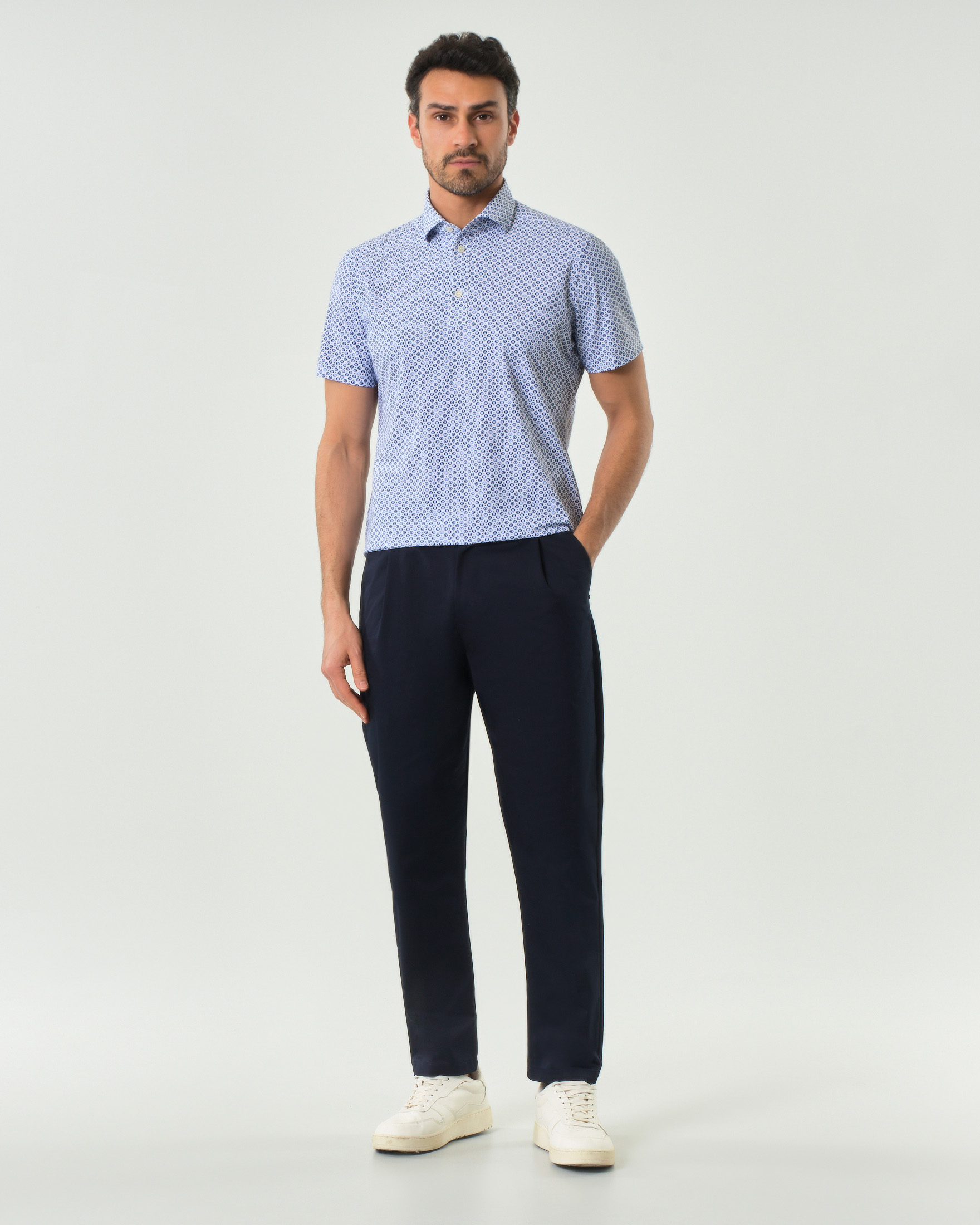 Pantalone chino blu in cotone stretch con una pinces