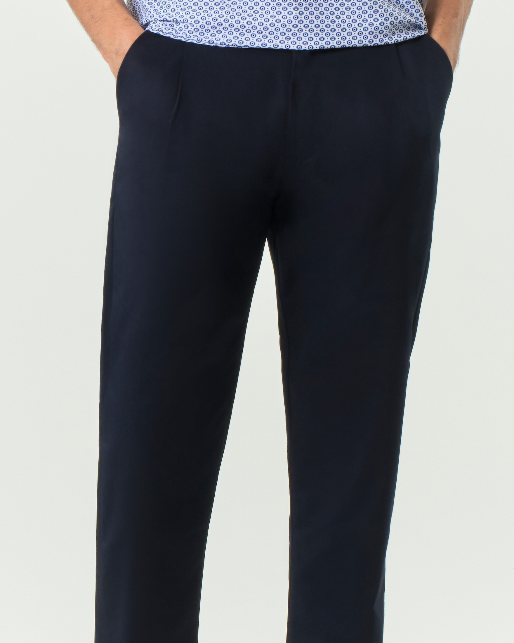 Pantalone chino blu in cotone stretch con una pinces image