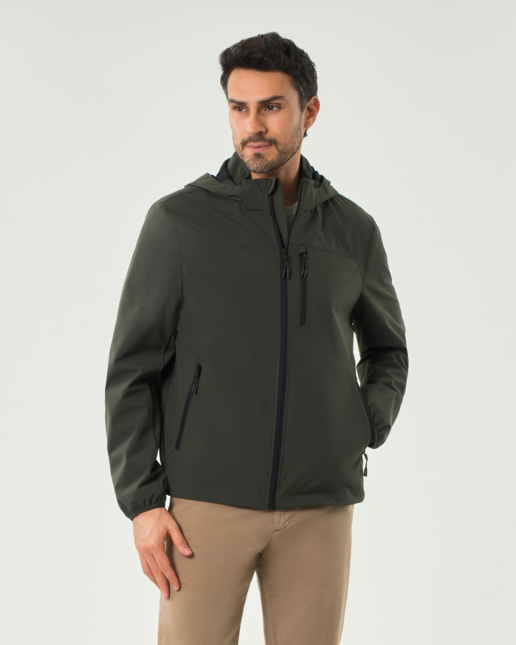 Giubbino verde militare in softshell con cappuccio staccabile