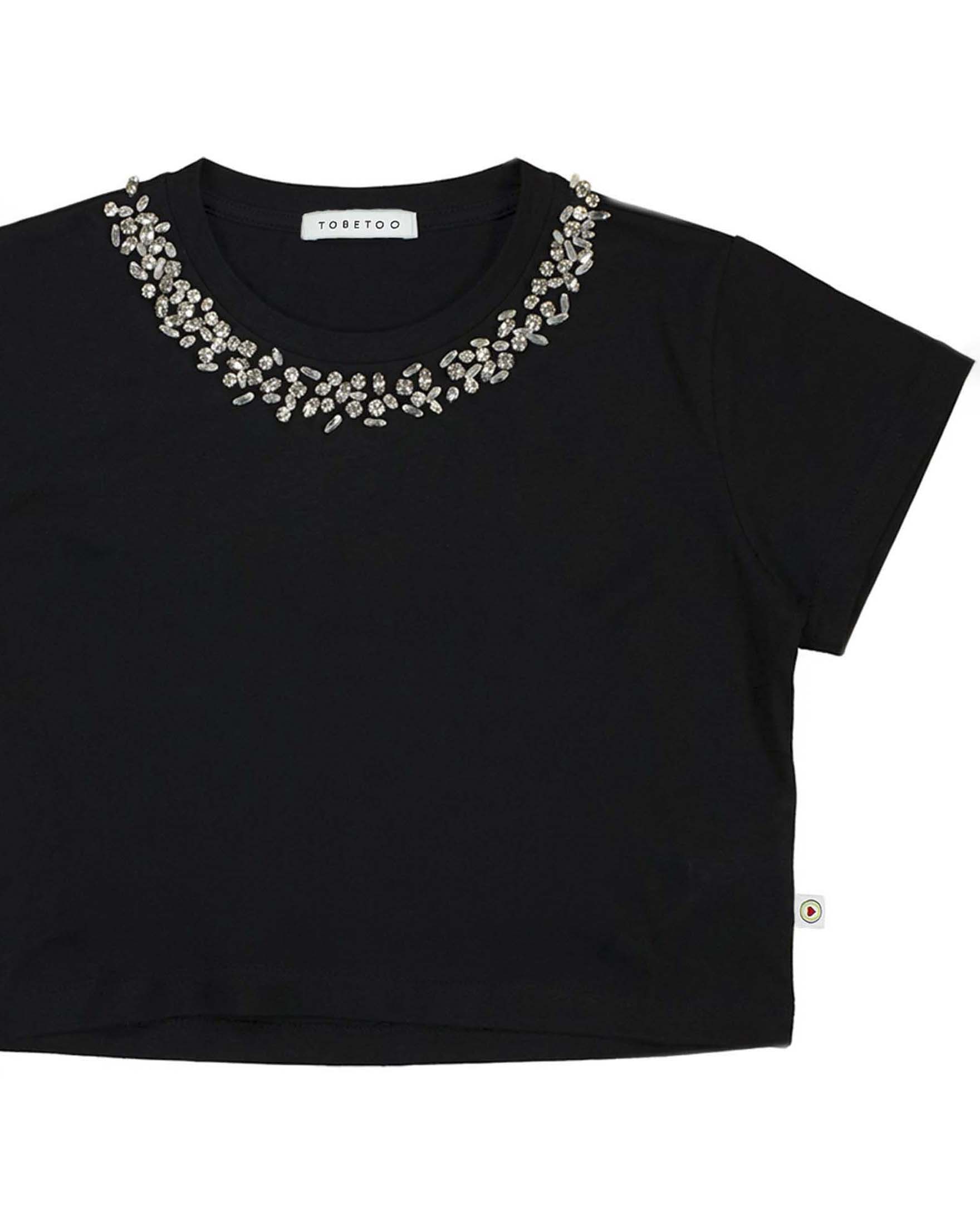 T-shirt nera To be Too cropped con dettaglio gioiello sul collo image