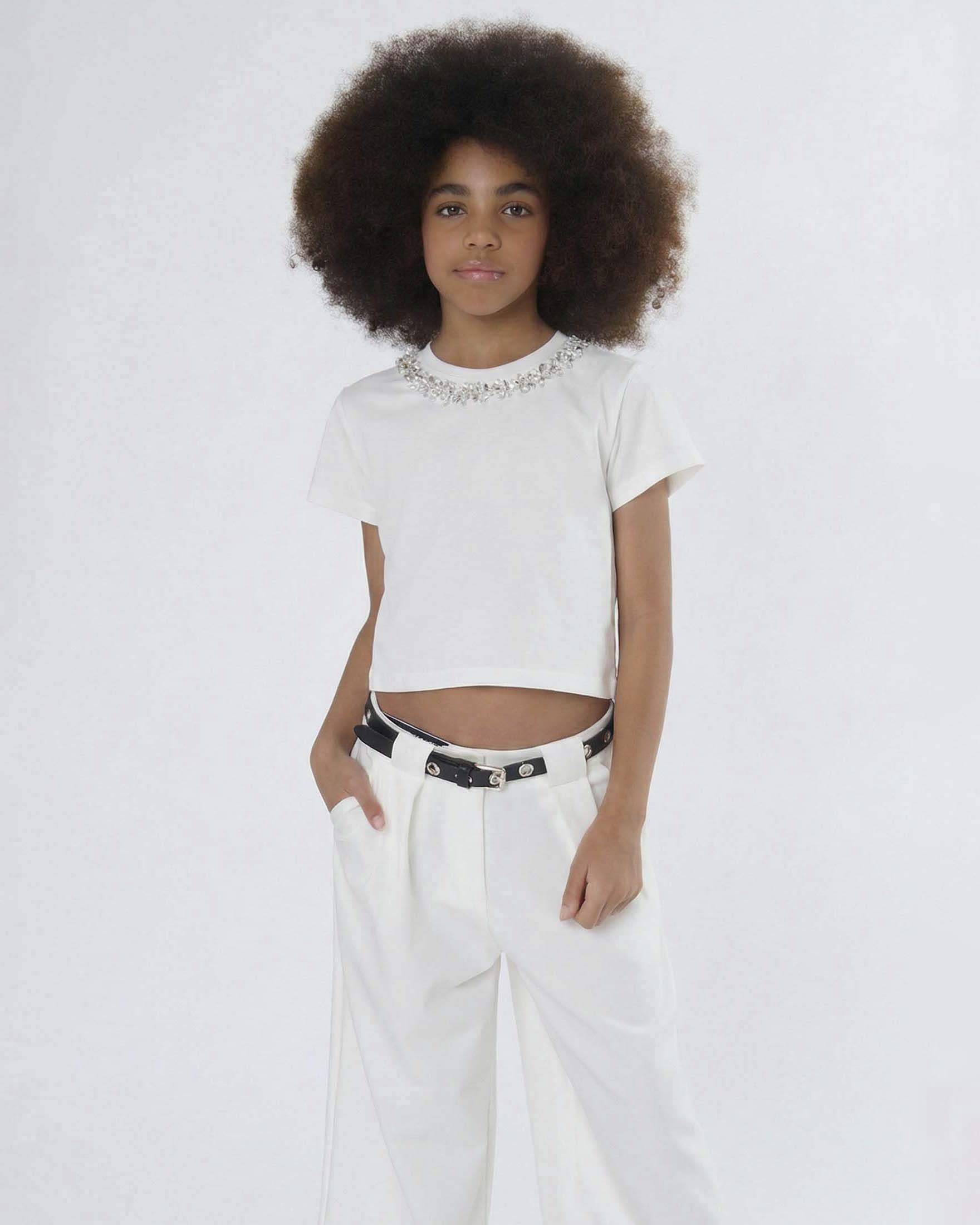 T-shirt bianca To be Too cropped con dettaglio gioiello sul collo image