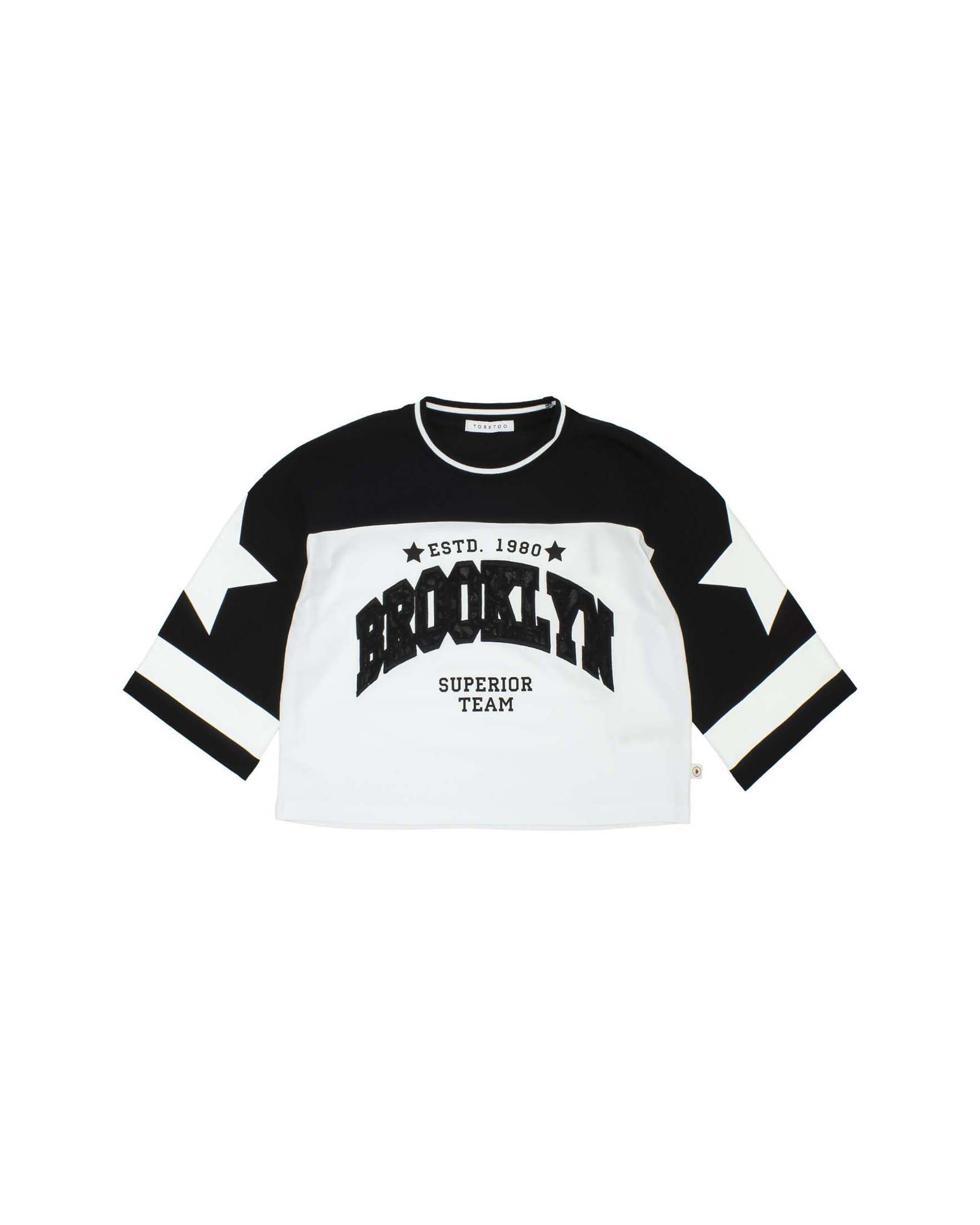 T-shirt cropped bianca e nera con scritta Brooklyn