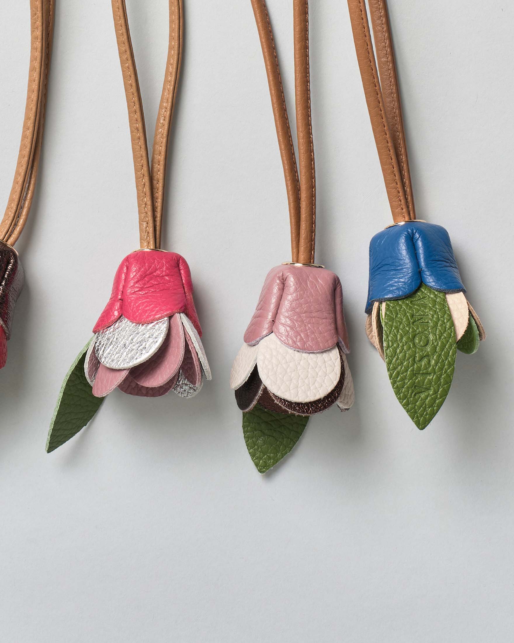 Portachiavi Charm Visonà in pelle a forma di fiore colori assortiti image