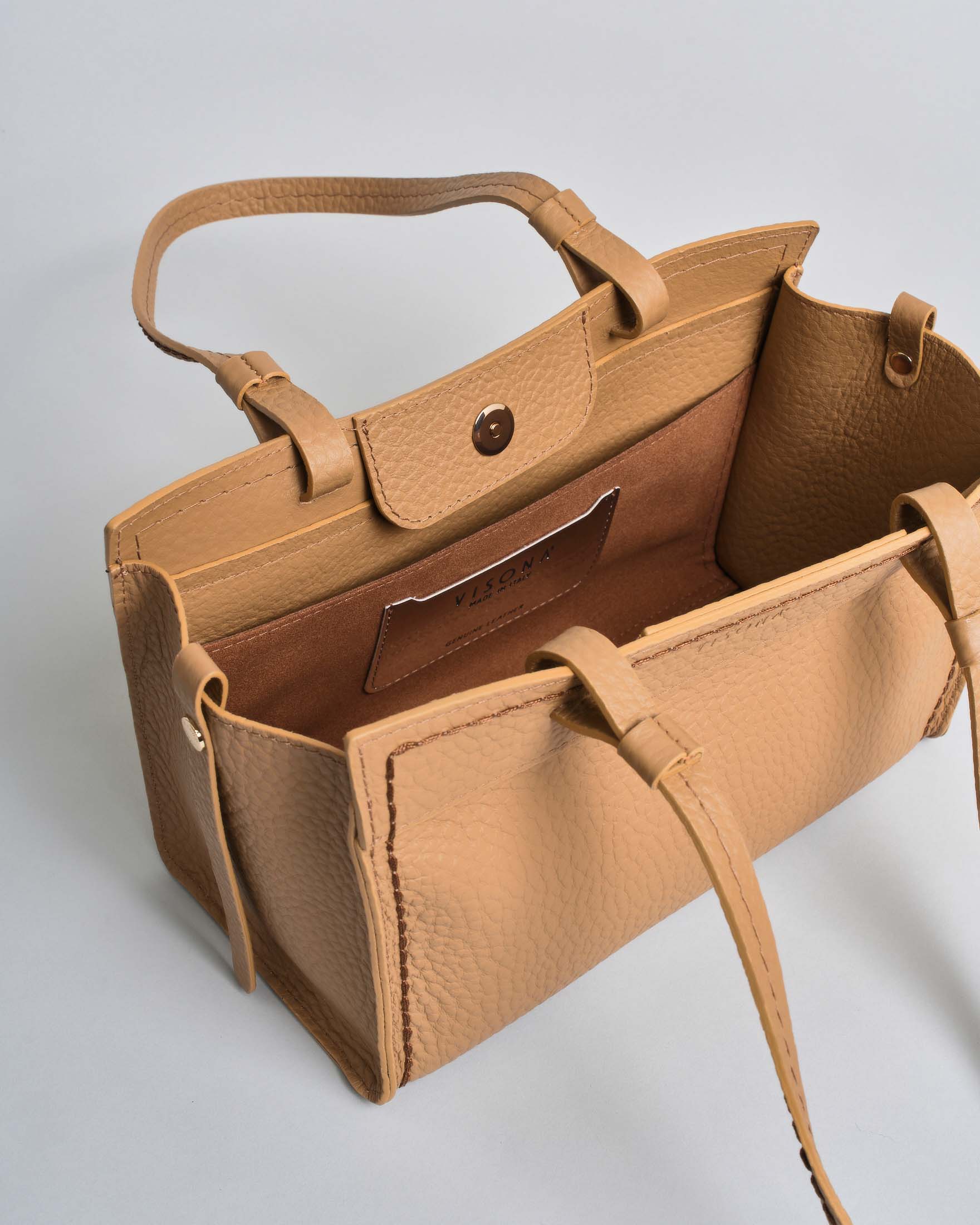 Shopping bag Visonà piccola in pelle martellata color cuoio con chiusura zip image