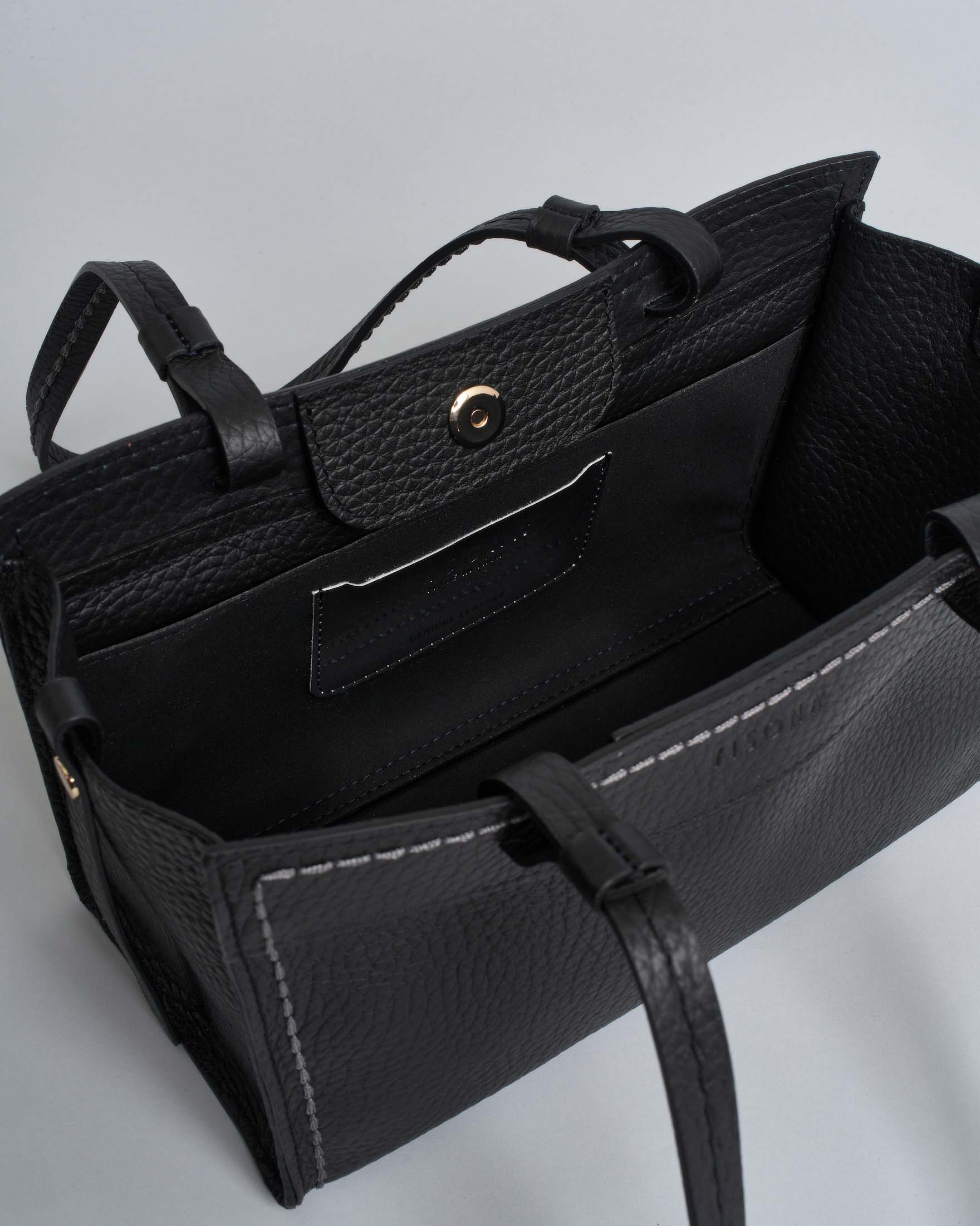 Shopping bag Visonà piccola in pelle martellata nera con chiusura zip image