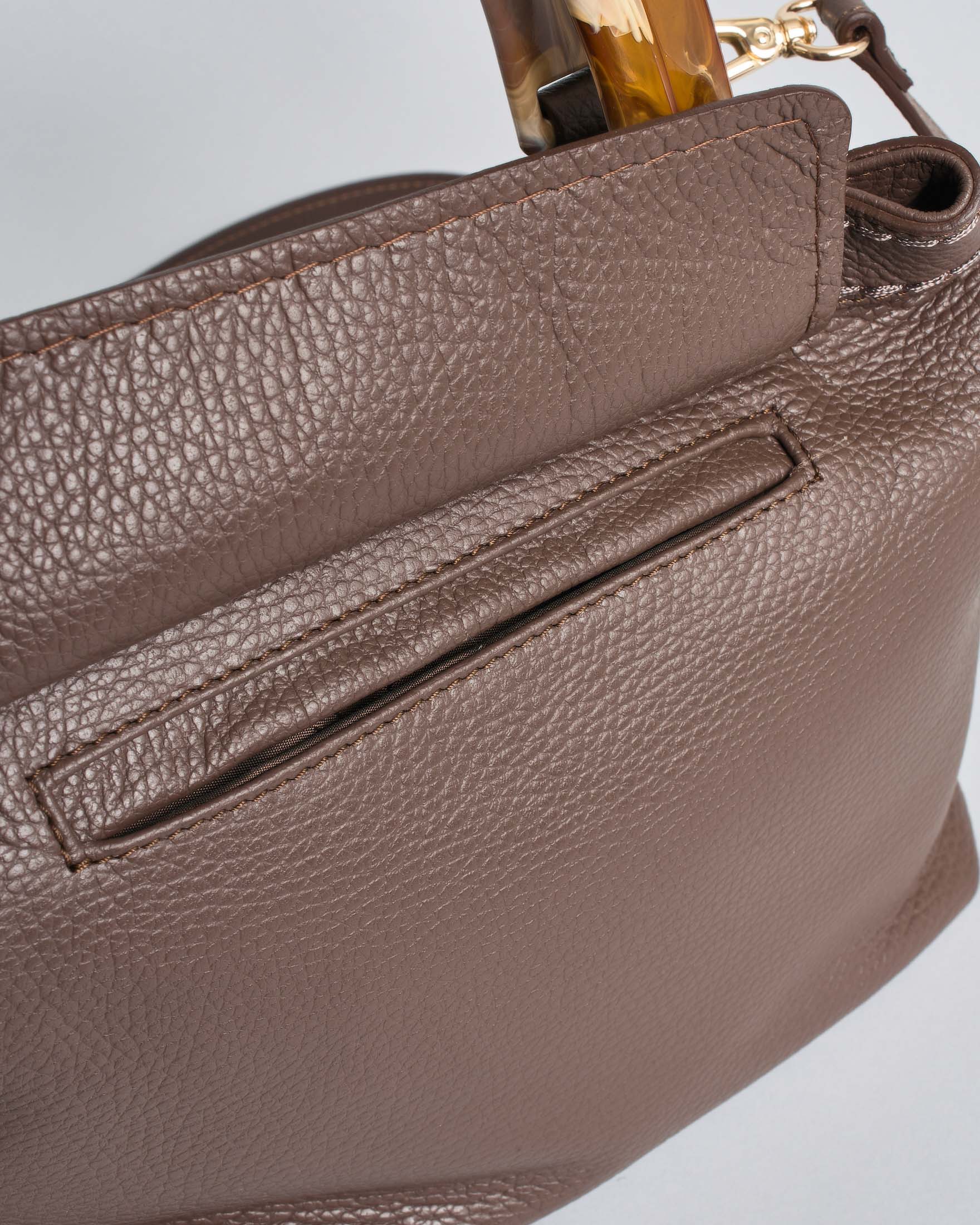 Borsa a spalla Ambra Piccola Visonà in pelle martellata color testa di moro e manici in osso image