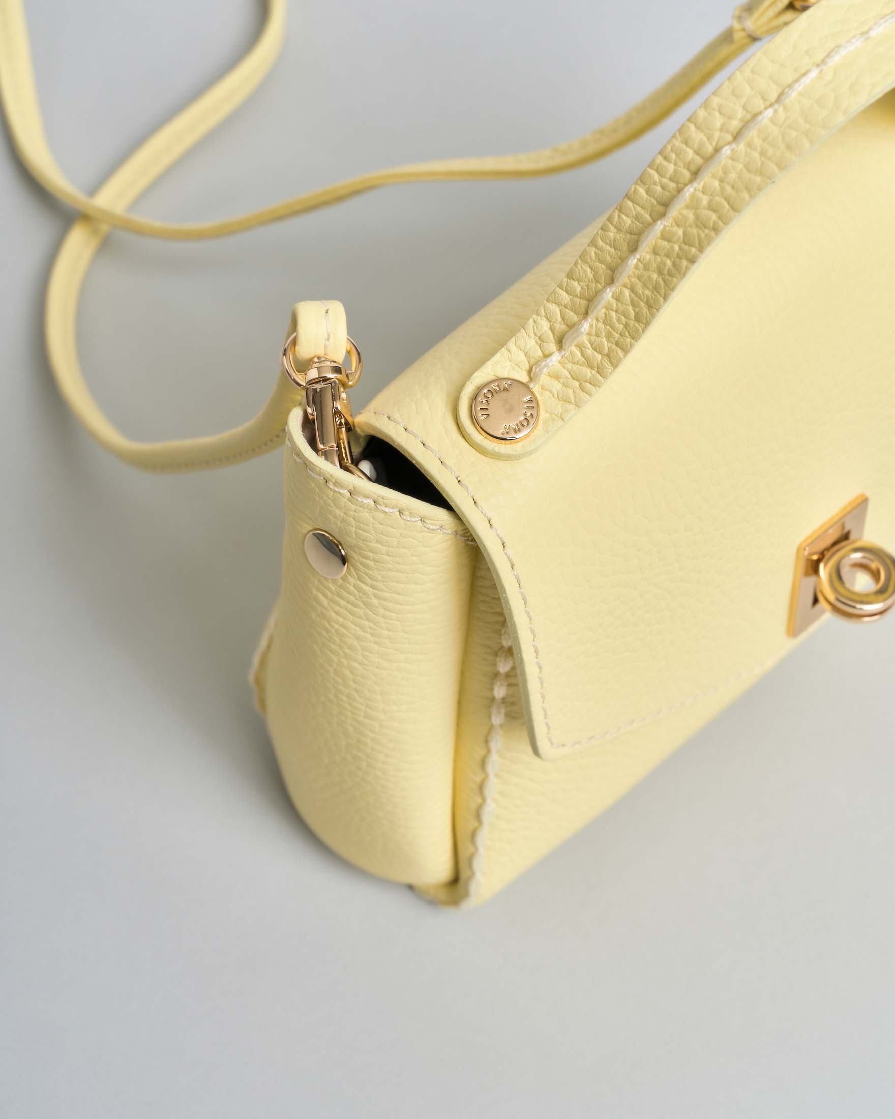 Mini Bag Visonà in pelle martellata gialla con tracolla removibile image
