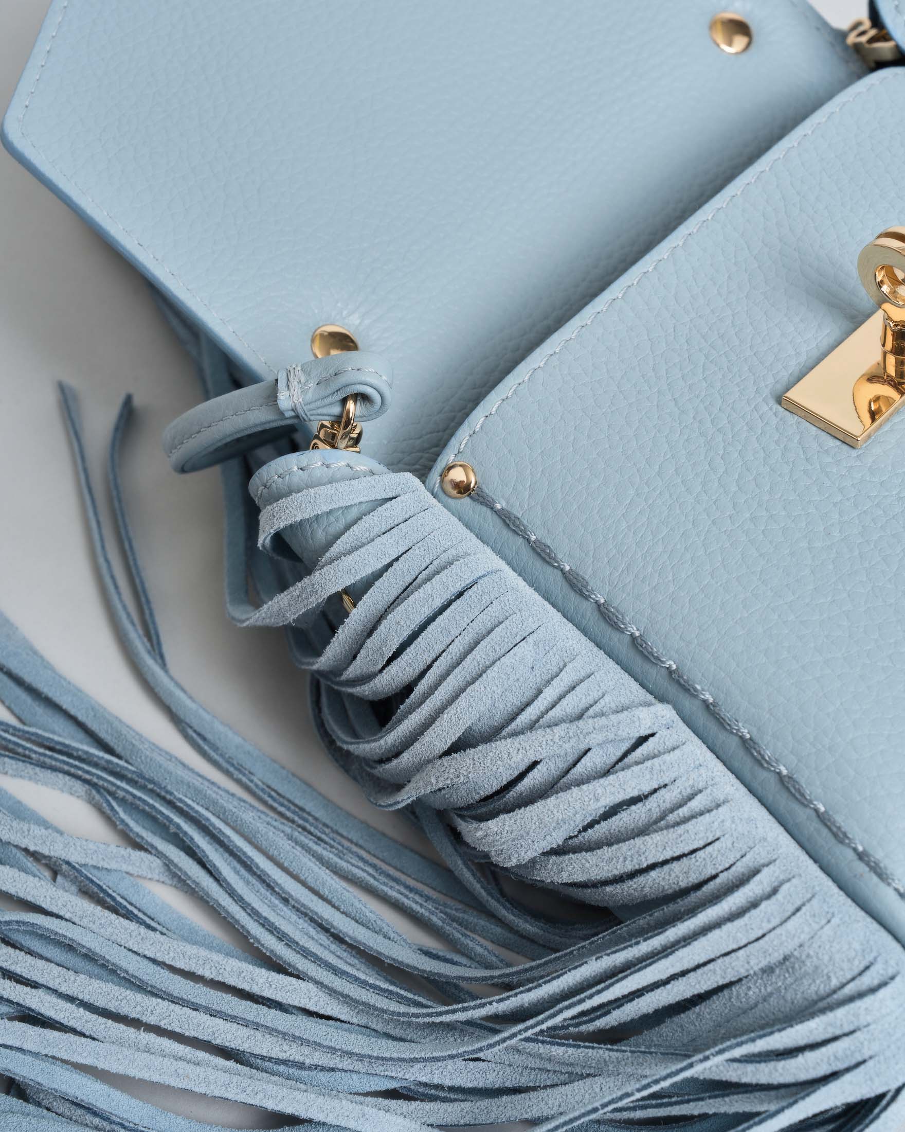 Mini Bag Visonà azzurra in pelle martellata con frange e tracolla removibile image