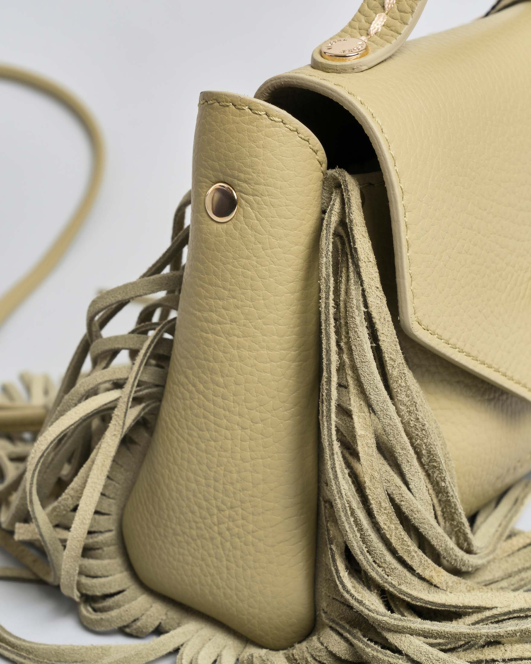 Mini Bag Visonà color salvia in pelle martellata con frange e tracolla removibile image