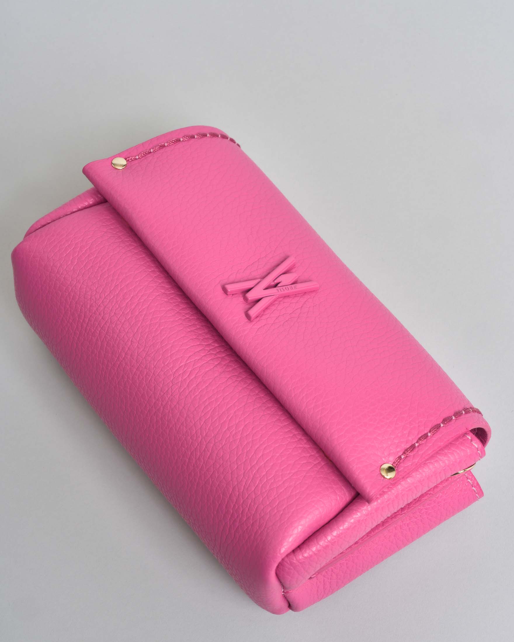 Mini Bag Visonà fucsia in pelle martellata con patta e tracolla removibile image