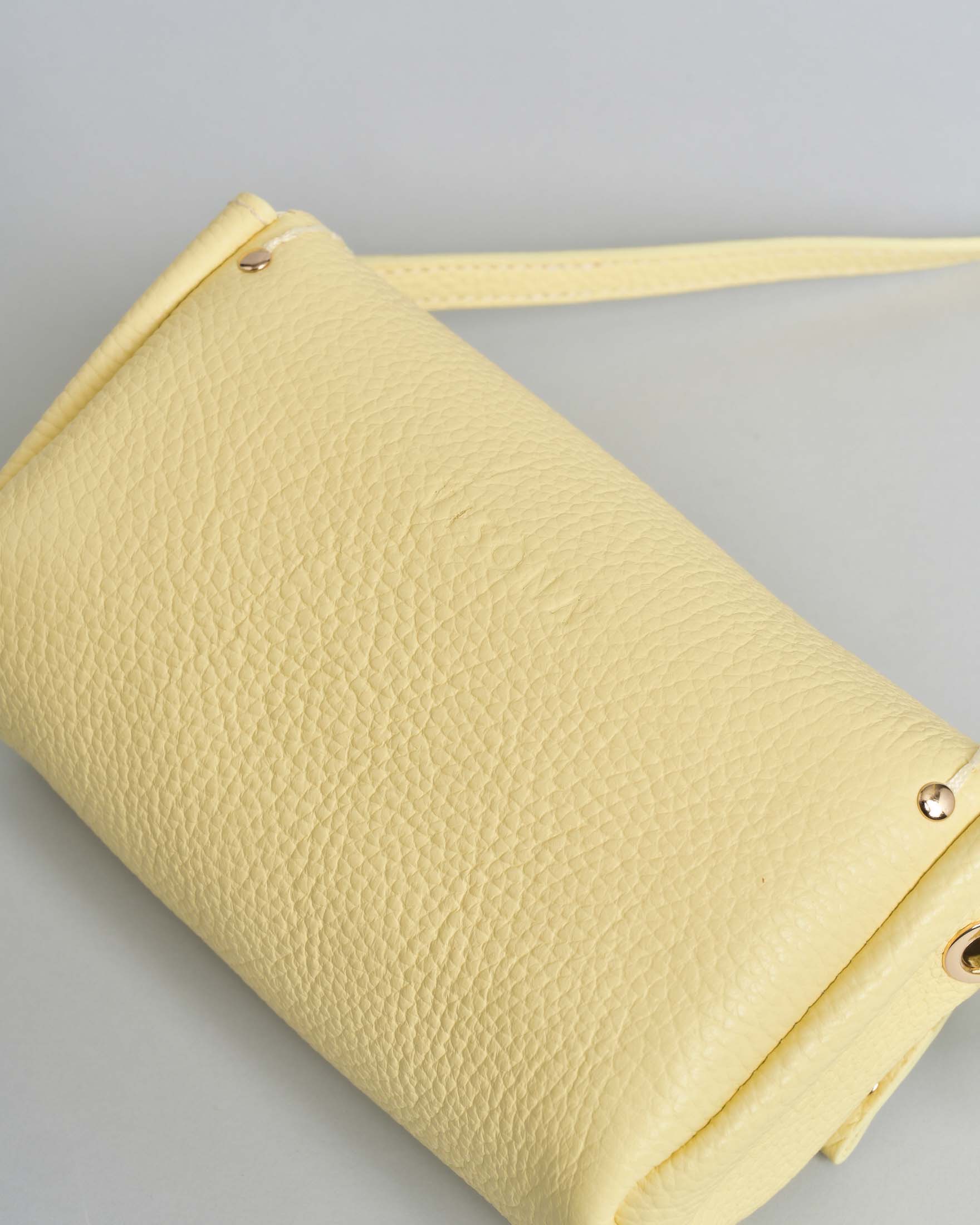 Mini Bag Visonà gialla in pelle martellata con patta e tracolla removibile image