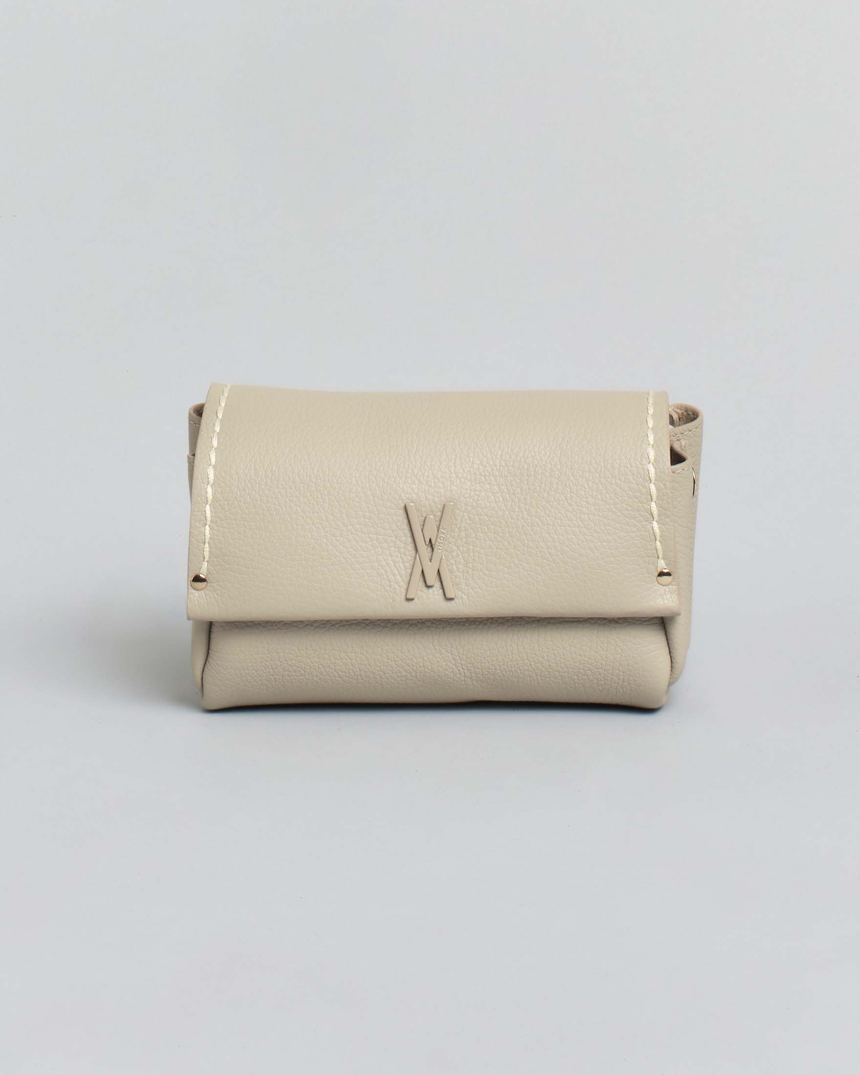 Mini Bag Visonà greige in pelle martellata con patta e tracolla removibile