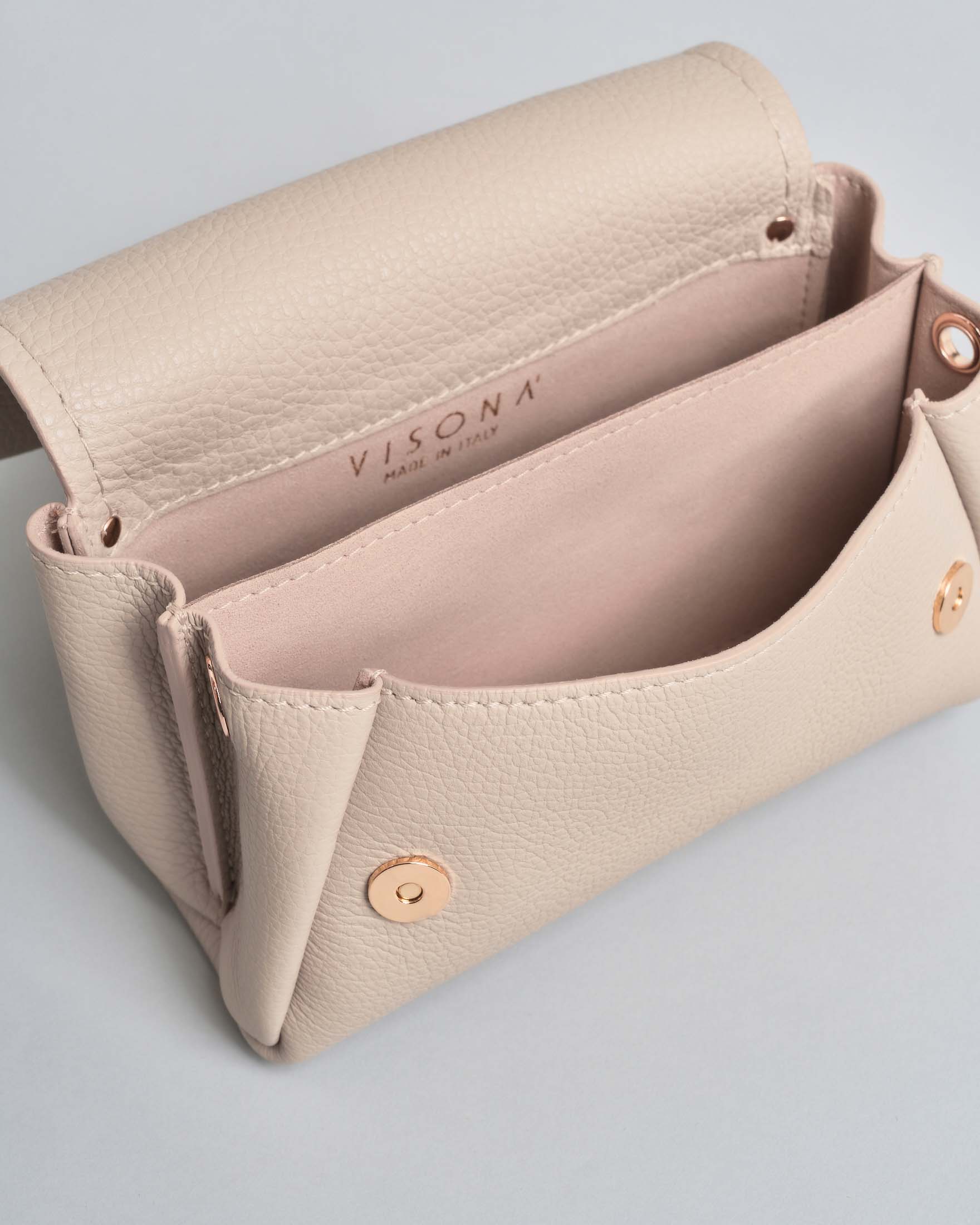 Mini Bag Visonà greige in pelle martellata con patta e tracolla removibile image