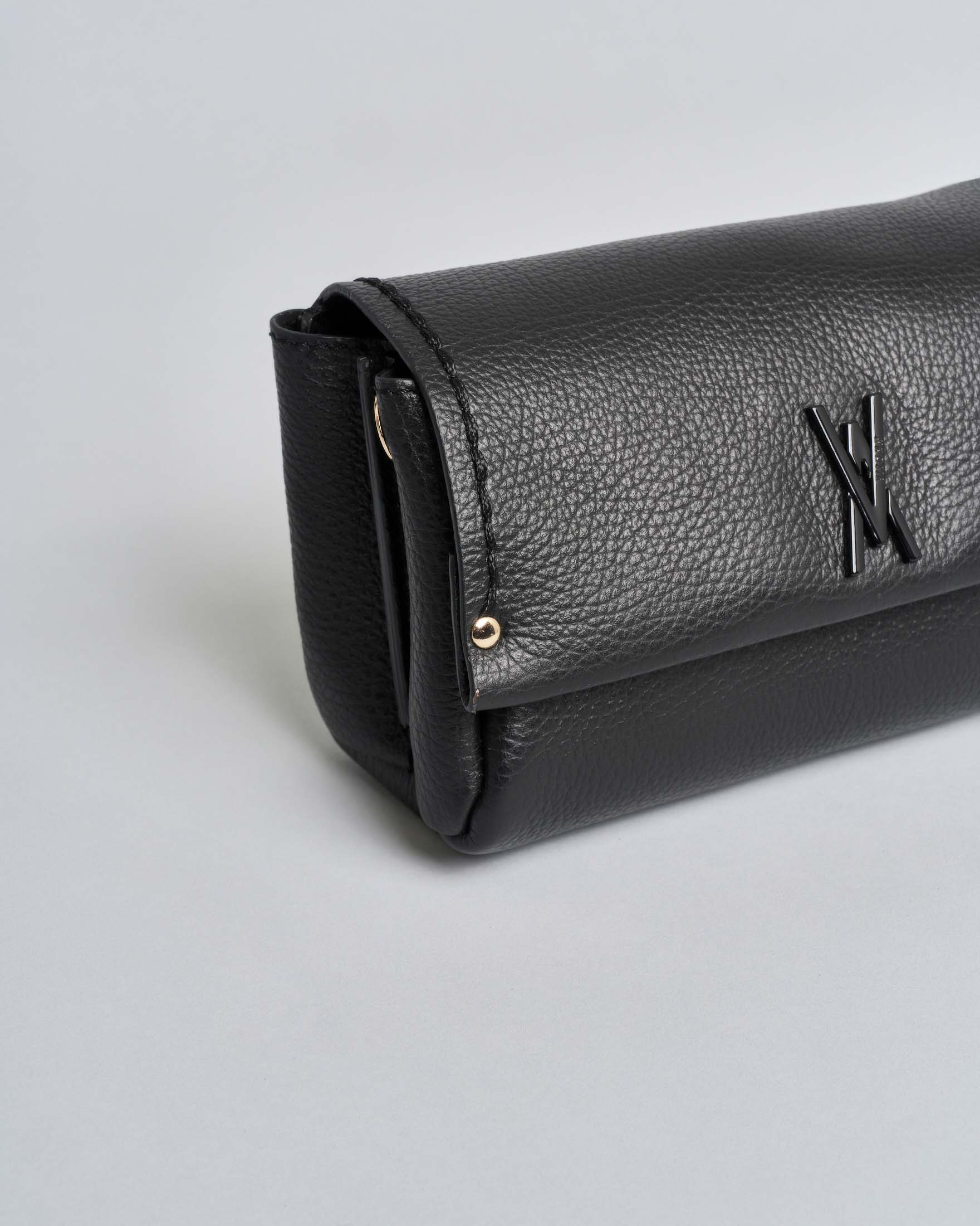 Mini Bag Visonà nera in pelle martellata con patta e tracolla removibile image