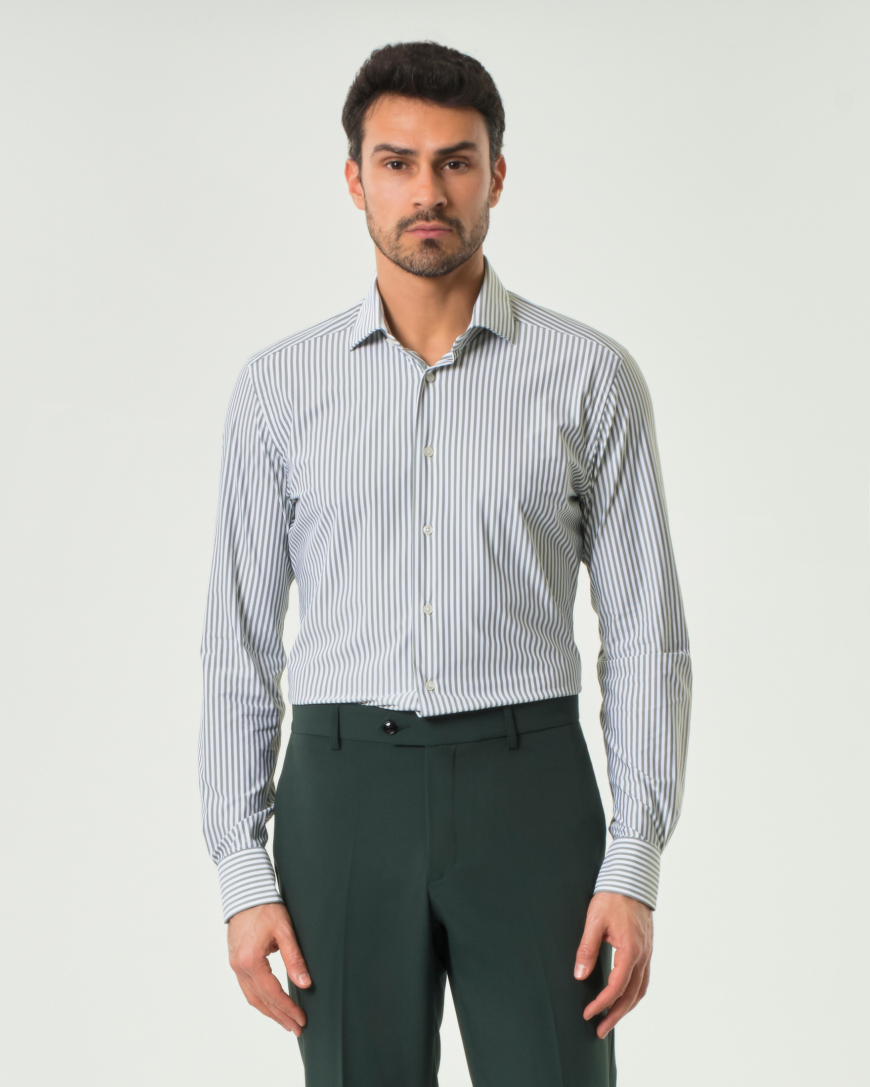 Camicia bastoncino bianco e verde scuro in tessuto tecnico active tailor fit