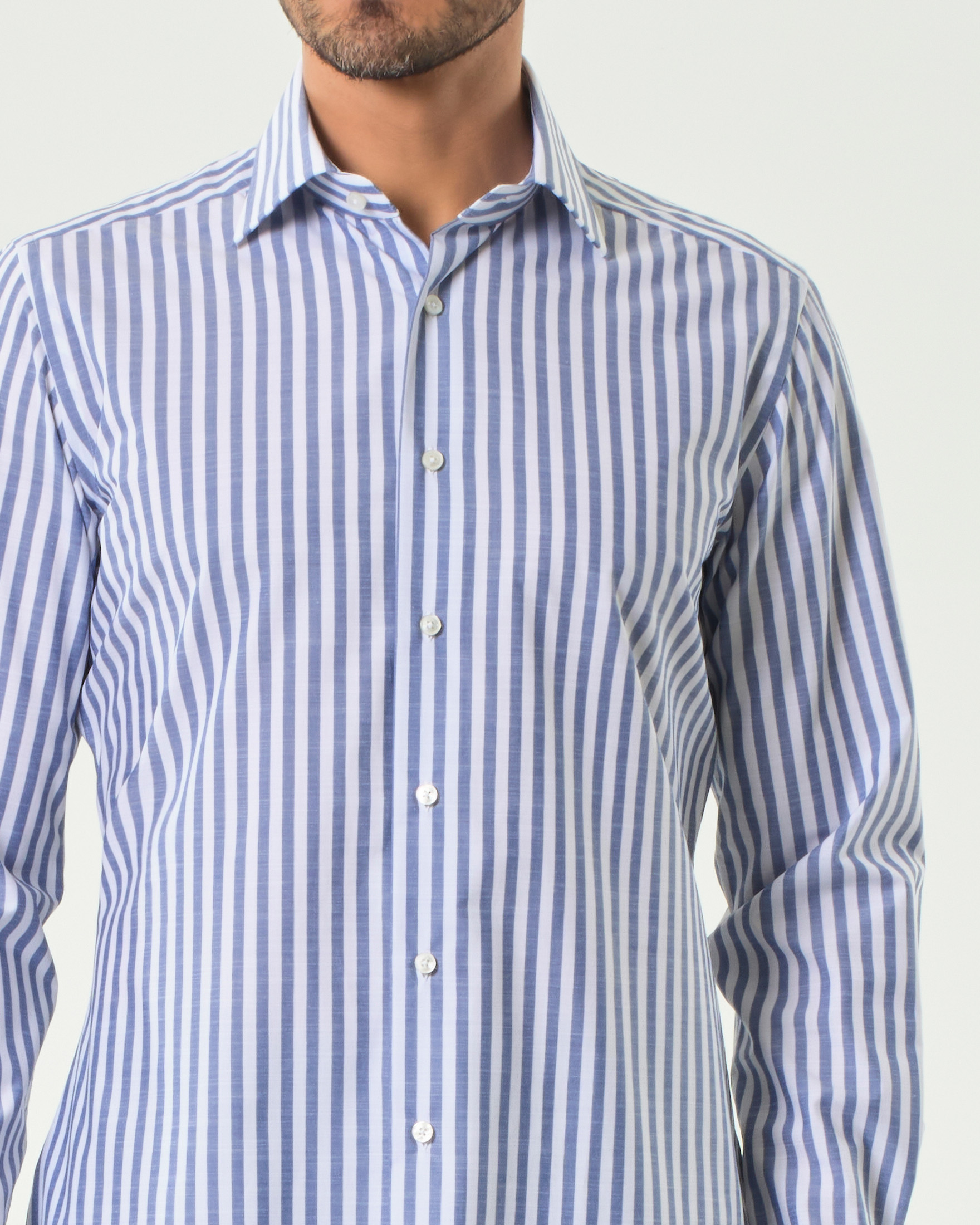 Camicia a righe bianche e celesti in popeline di puro cotone effetto fiammato tailor fit image