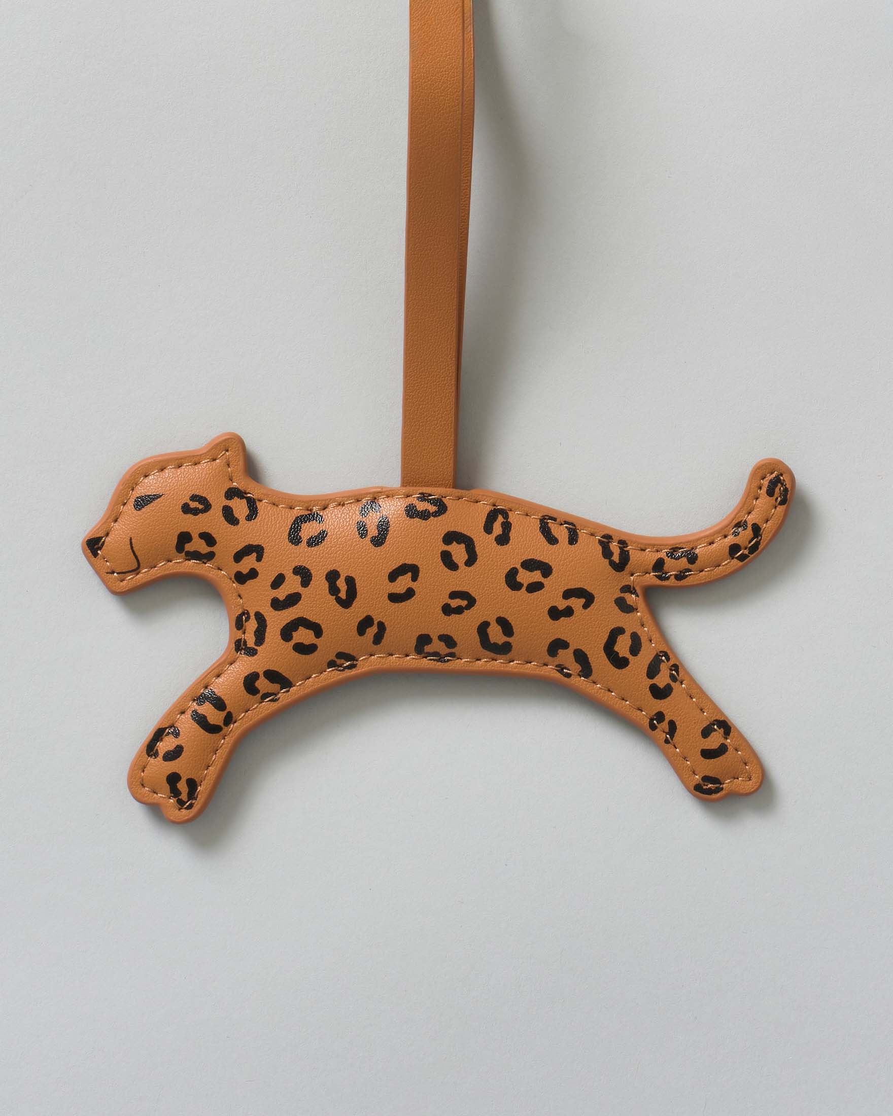 Portachiavi Bag Charm MC2 Saint Barth a forma di leopardo in pelle con targa logo color cuoio image