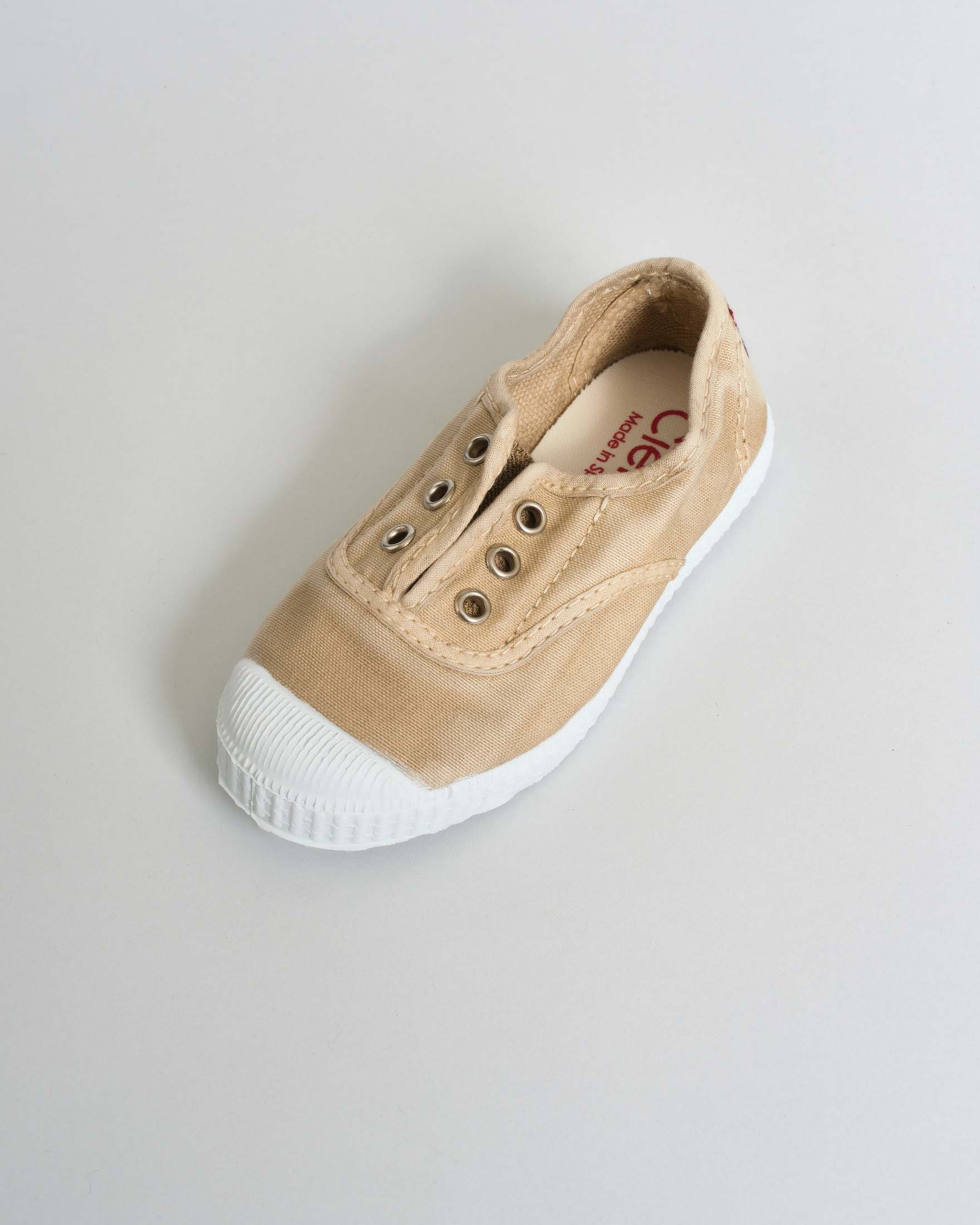 Slip-on Cienta color sabbia senza lacci in canvas di cotone effetto stone washed image