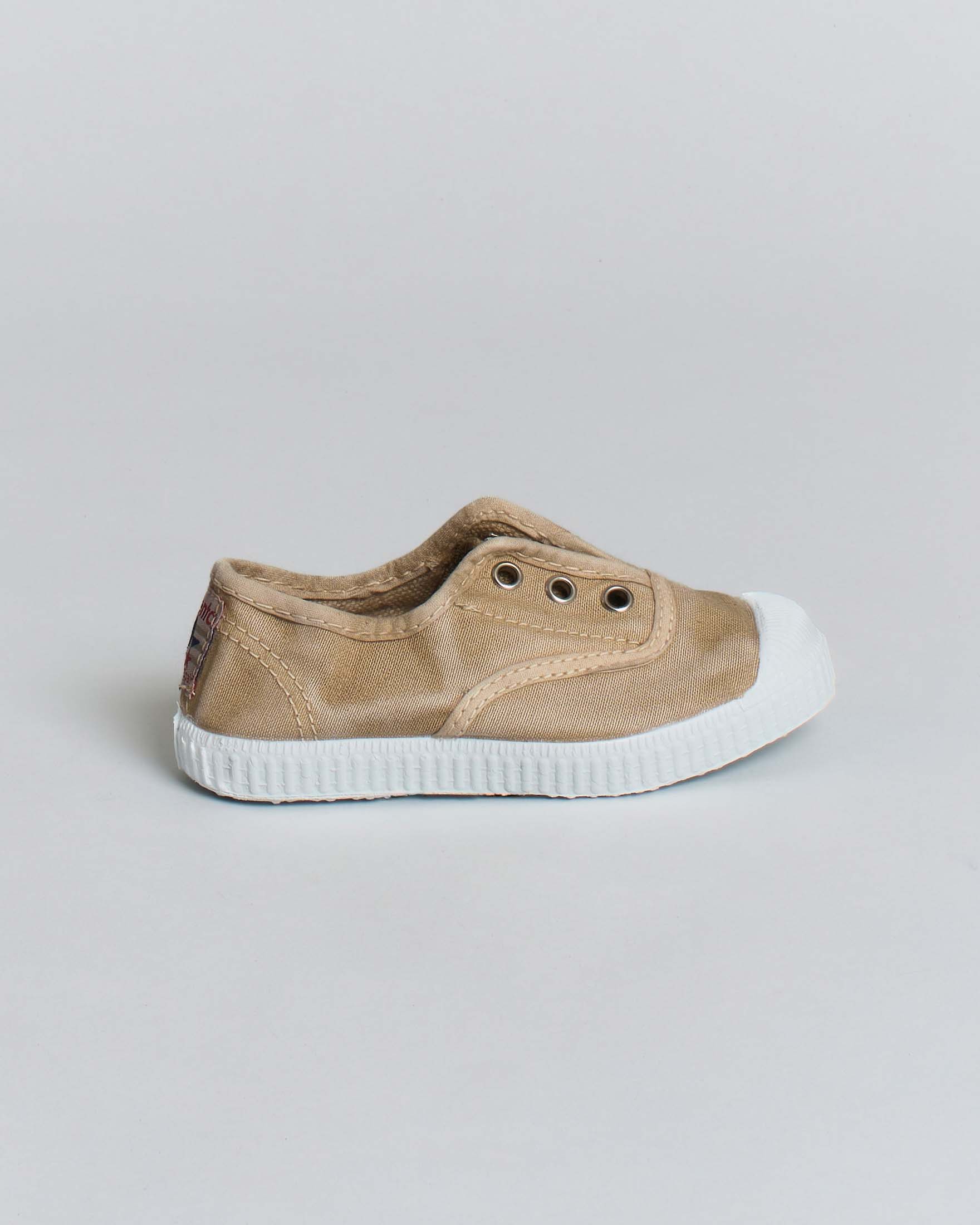 Slip-on Cienta color sabbia senza lacci in canvas di cotone effetto stone washed