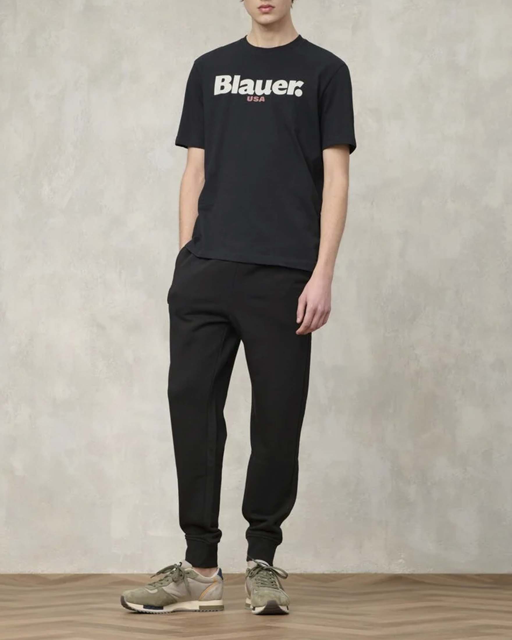 T-shirt nera mezza manica con maxi logo sul petto in contrasto