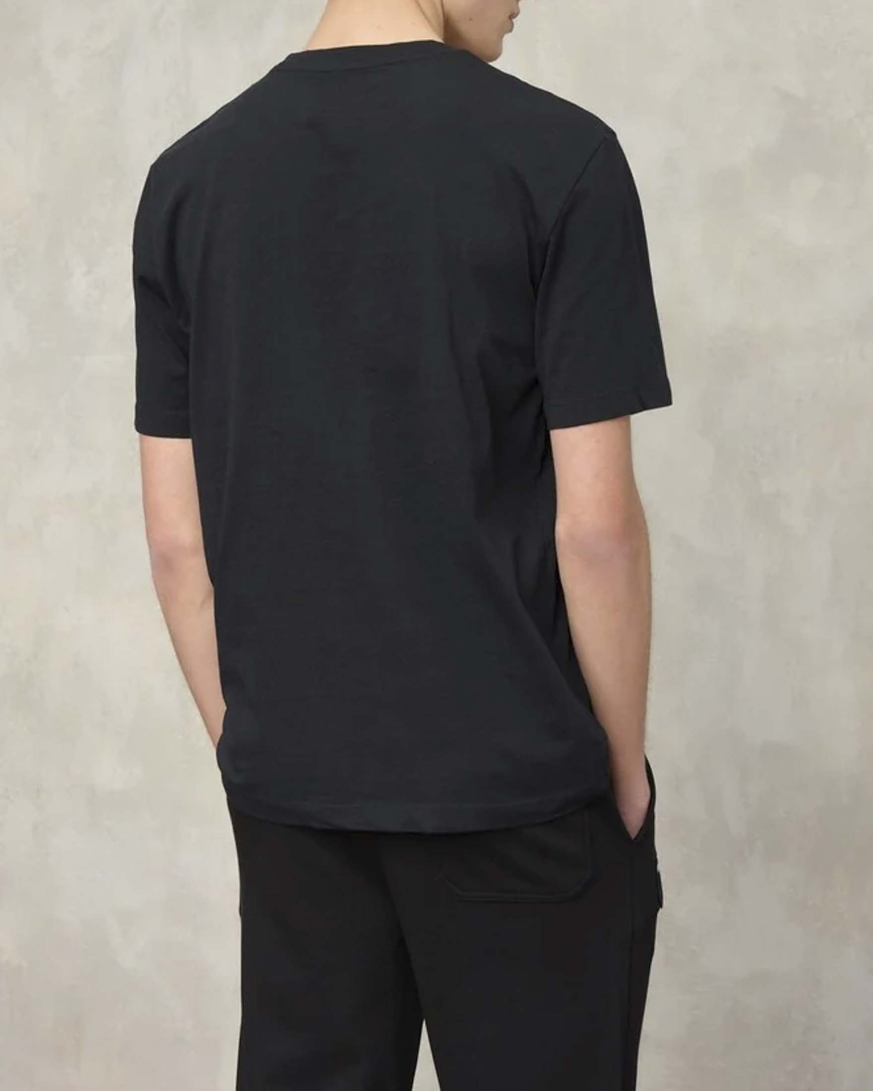 T-shirt nera Blauer mezza manica con maxi logo sul petto in contrasto image