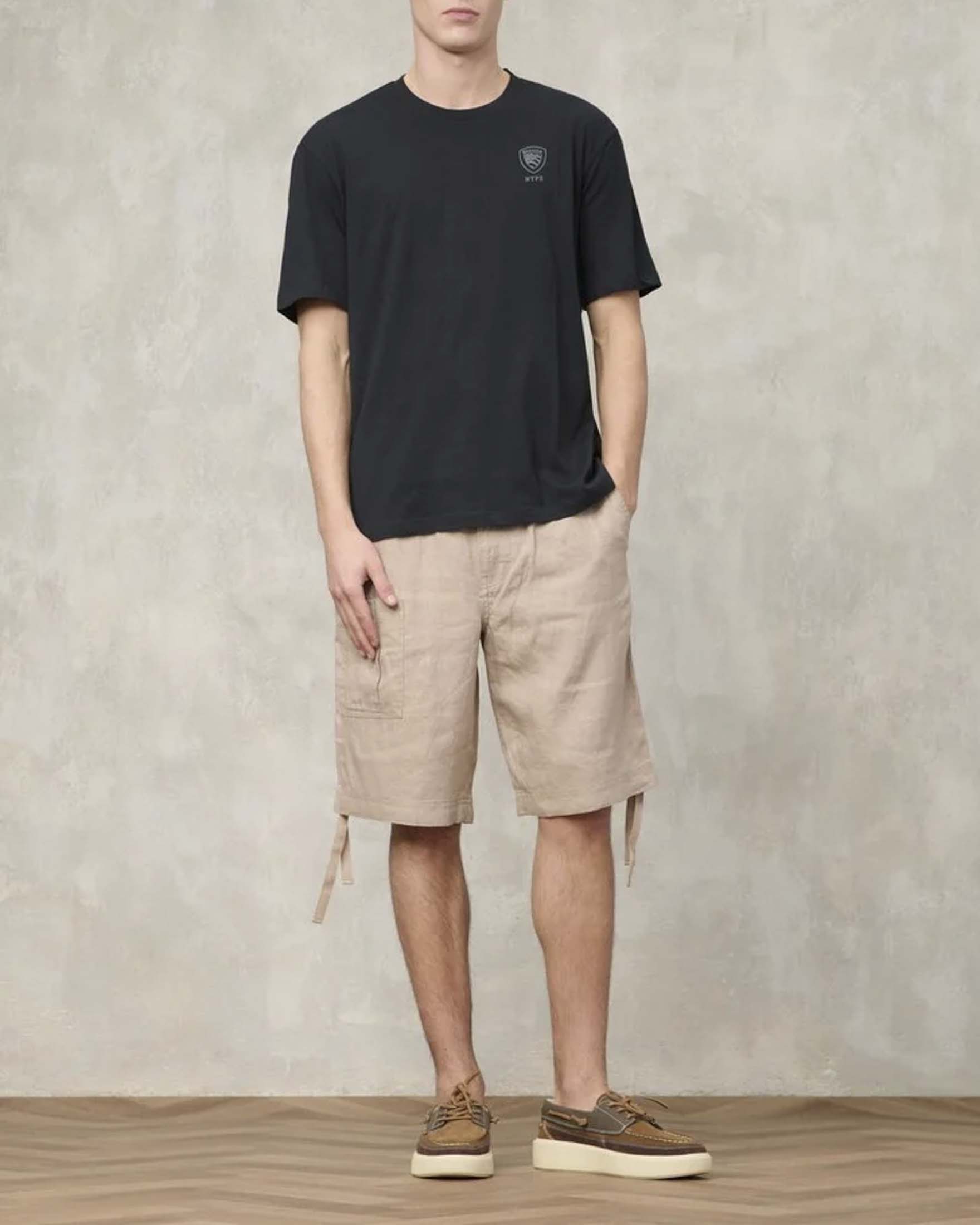 T-shirt nera mezza manica con logo scudetto in tono sul petto